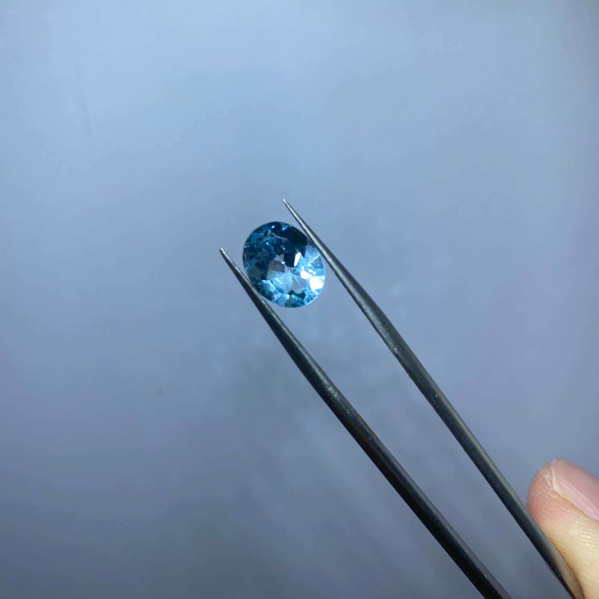 3305-ĐÁ TOPAZ XANH (THIÊN NHIÊN) CẮT FACET OVAN ( KHÔNG PHÁT QUANG ĐỎ DƯỚI TIA UV)