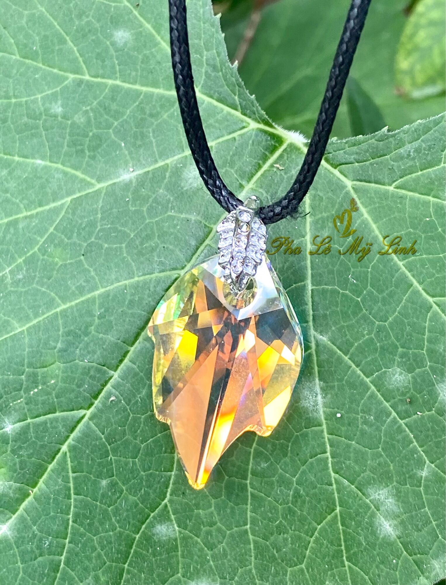 Mặt dây pha lê Swarovski chiếc lá (tặng dây đeo và kẹp mặt dây)