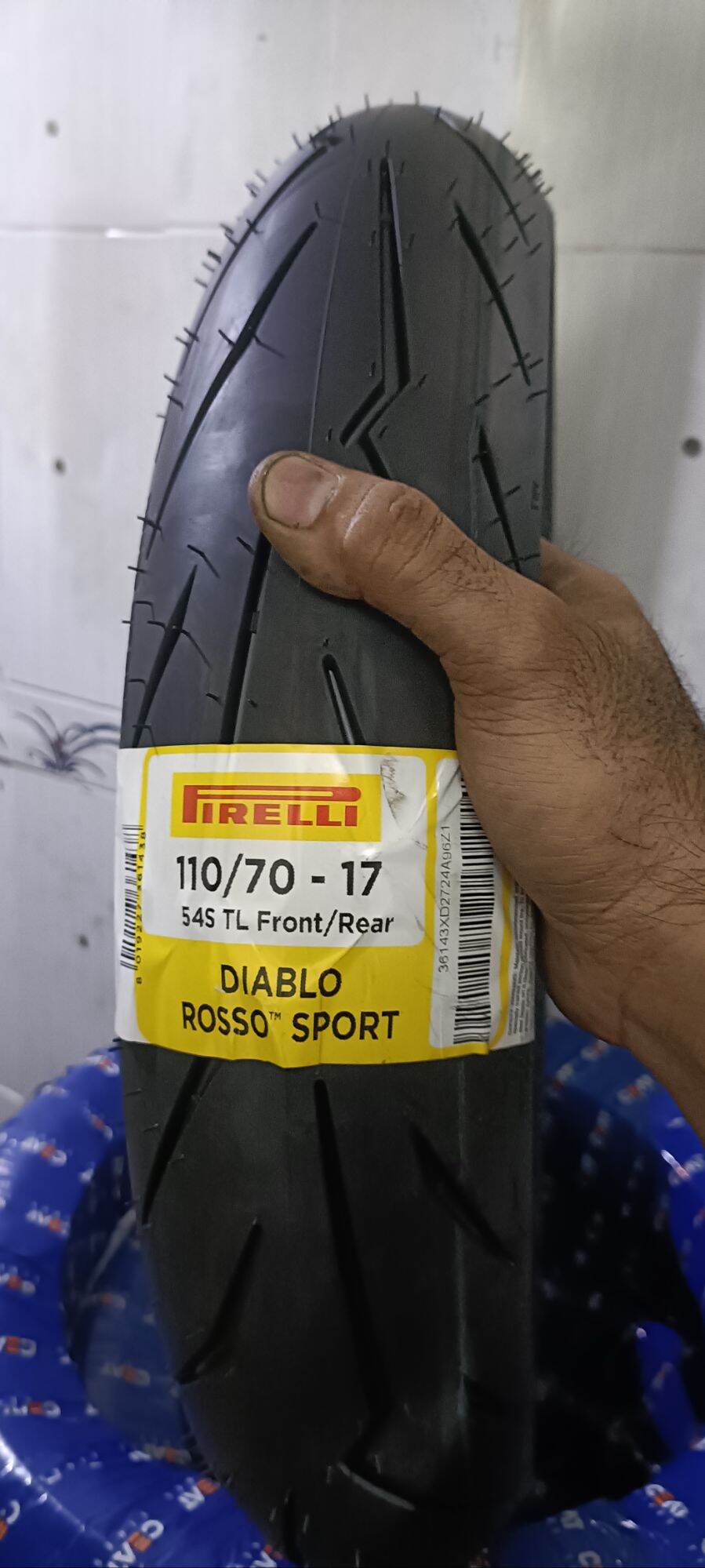 Lốp xe hiệu Pirelli mã gai thể thao Diablo Rosso Sport size 110-70/17 (54S) dùng cho lốp trước các dòng cùng kích cỡ hoặc lốp sau các xe Winner , Exciter xuống bánh nhỏ.