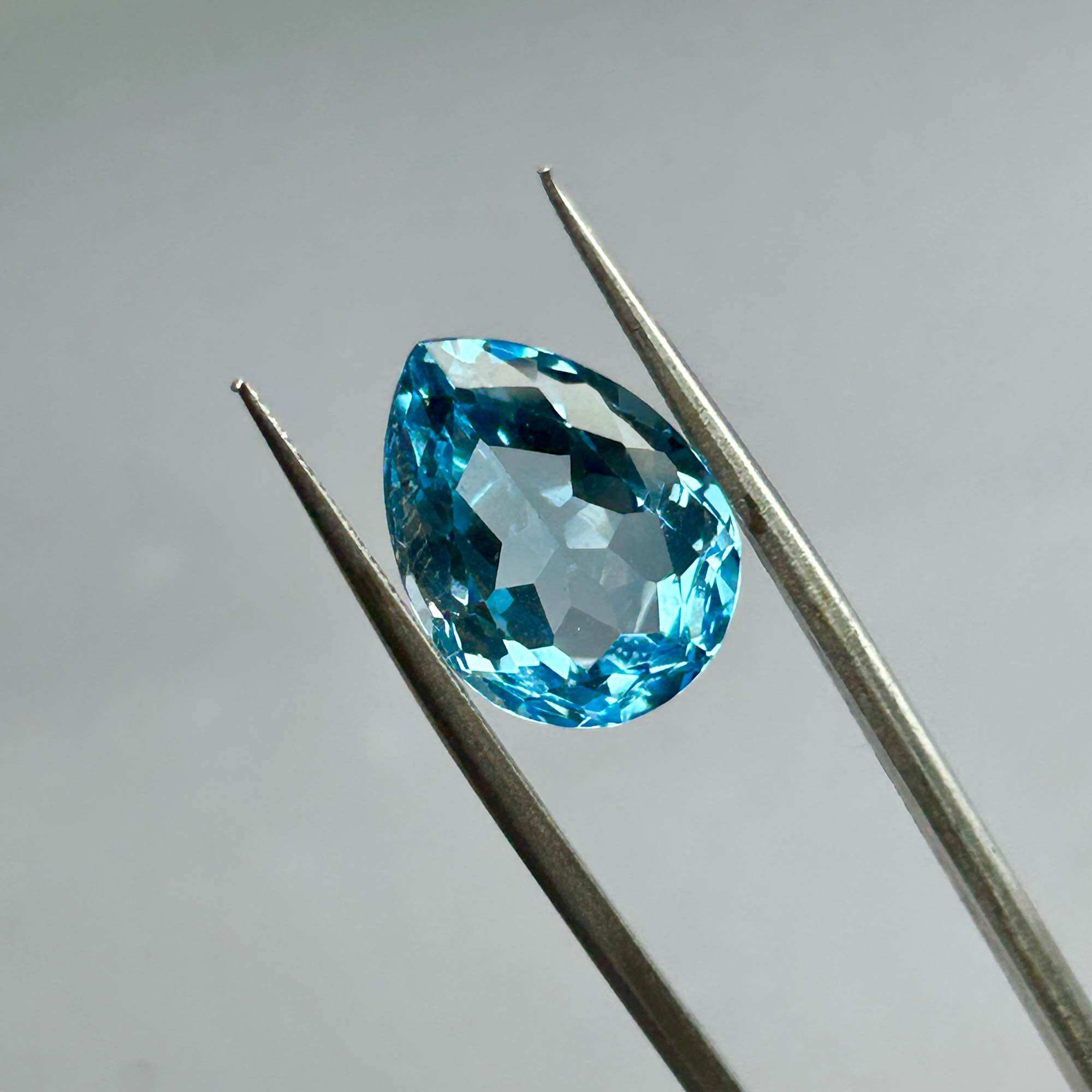16111- ĐÁ TOPAZ XANH THIÊN NHIÊN ( thông số trong ảnh chụp) 12.4 Carat