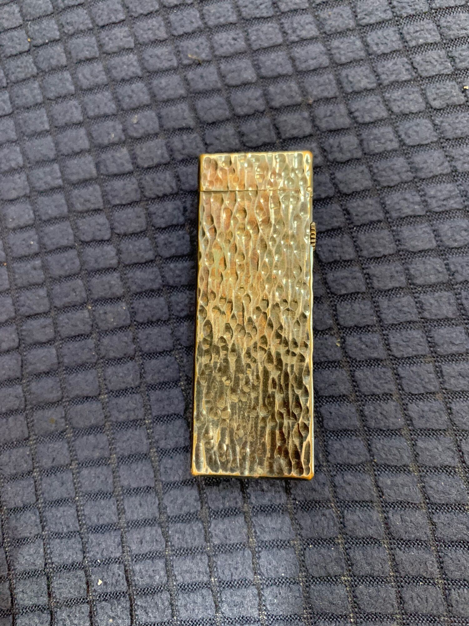 Bật lửa Dunhill bọc bạc vân gõ búa.