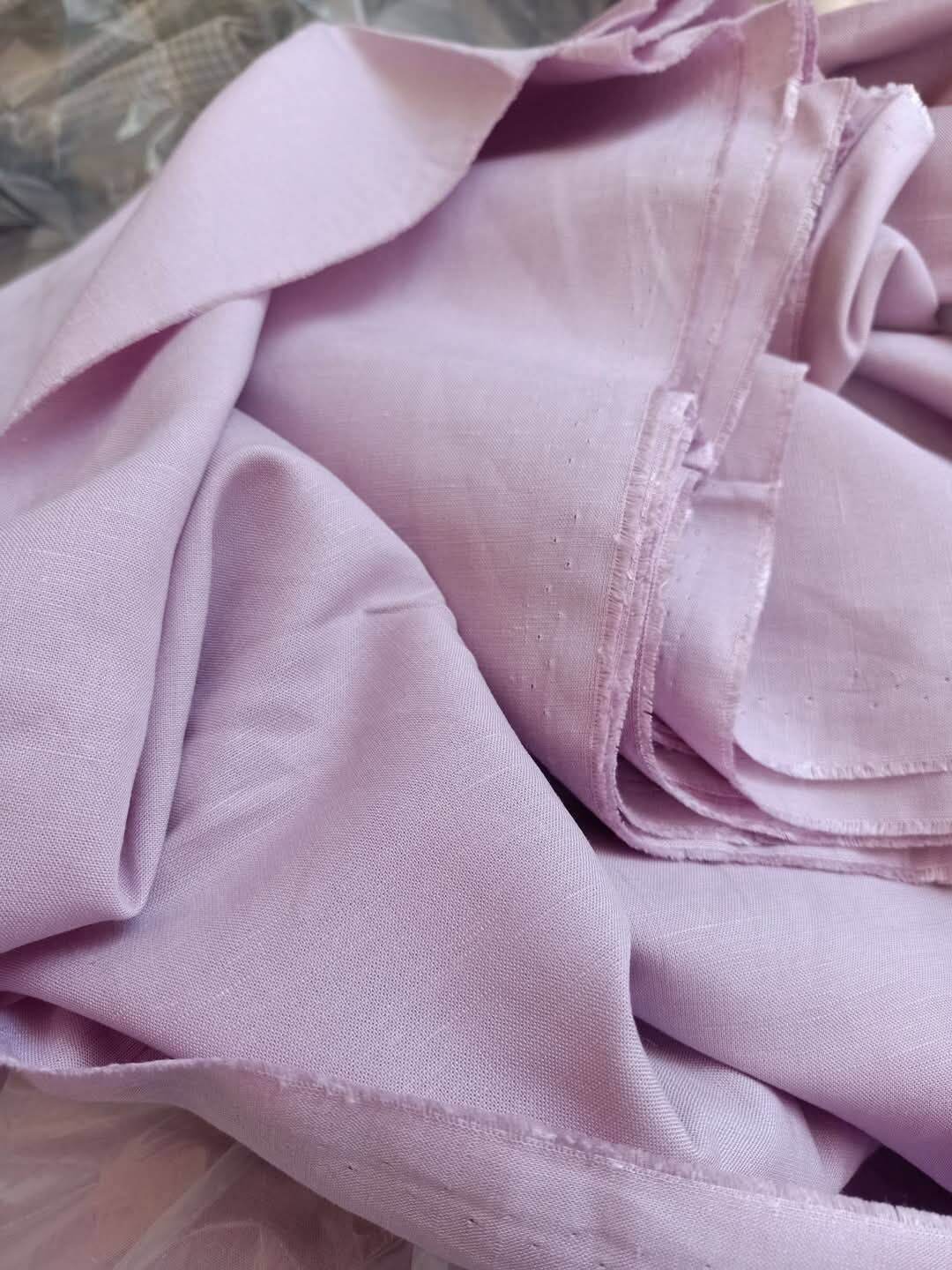 Vải Linen tưng sớ ngang. Màu tím màu cam màu trắng kem. Định lượng 150gsm. Lên áo. Lên quần váy kỹ cần lót