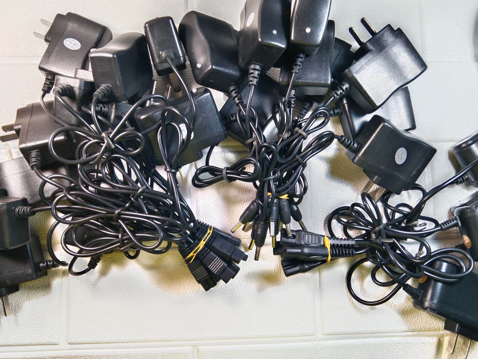 Cục sạc đèn pin - Dây sạc đèn pin đội đầu 2 chấu và chui tròn