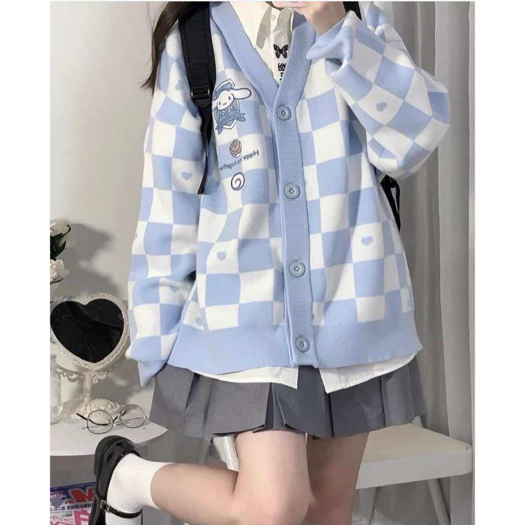  Áo khoác cardigan form rộng nút gài áo khoác cadigan nữa nút gài form rộng ô vuông thêu gấu áo khoác cardigan O VUÔNG THÊU GẤU 