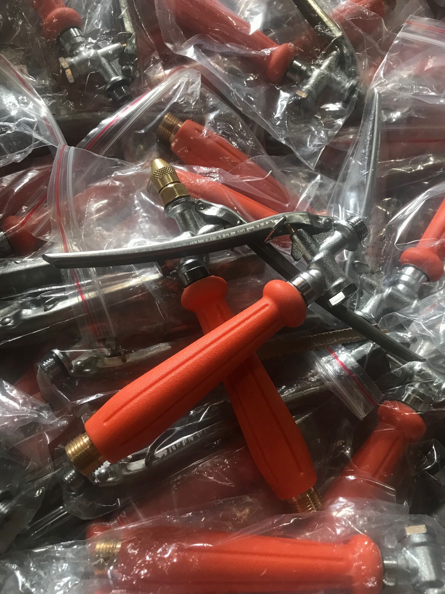Tay bóp inox dùng cho máy bơm mini 12v,bình bơm xịt vvv