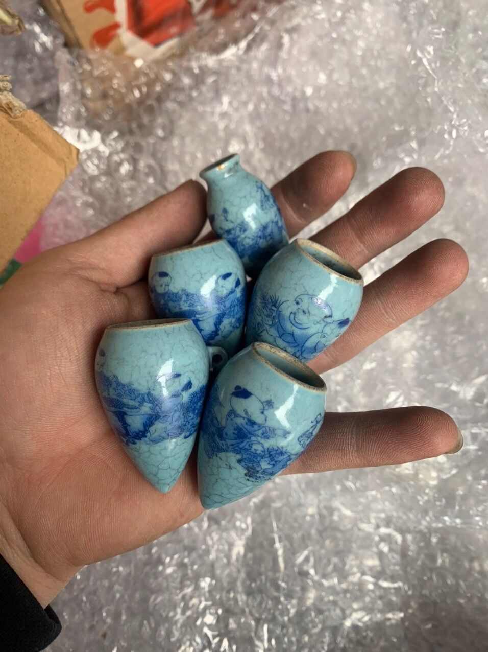 Cóng khuyên men rạn kèm tai tàu