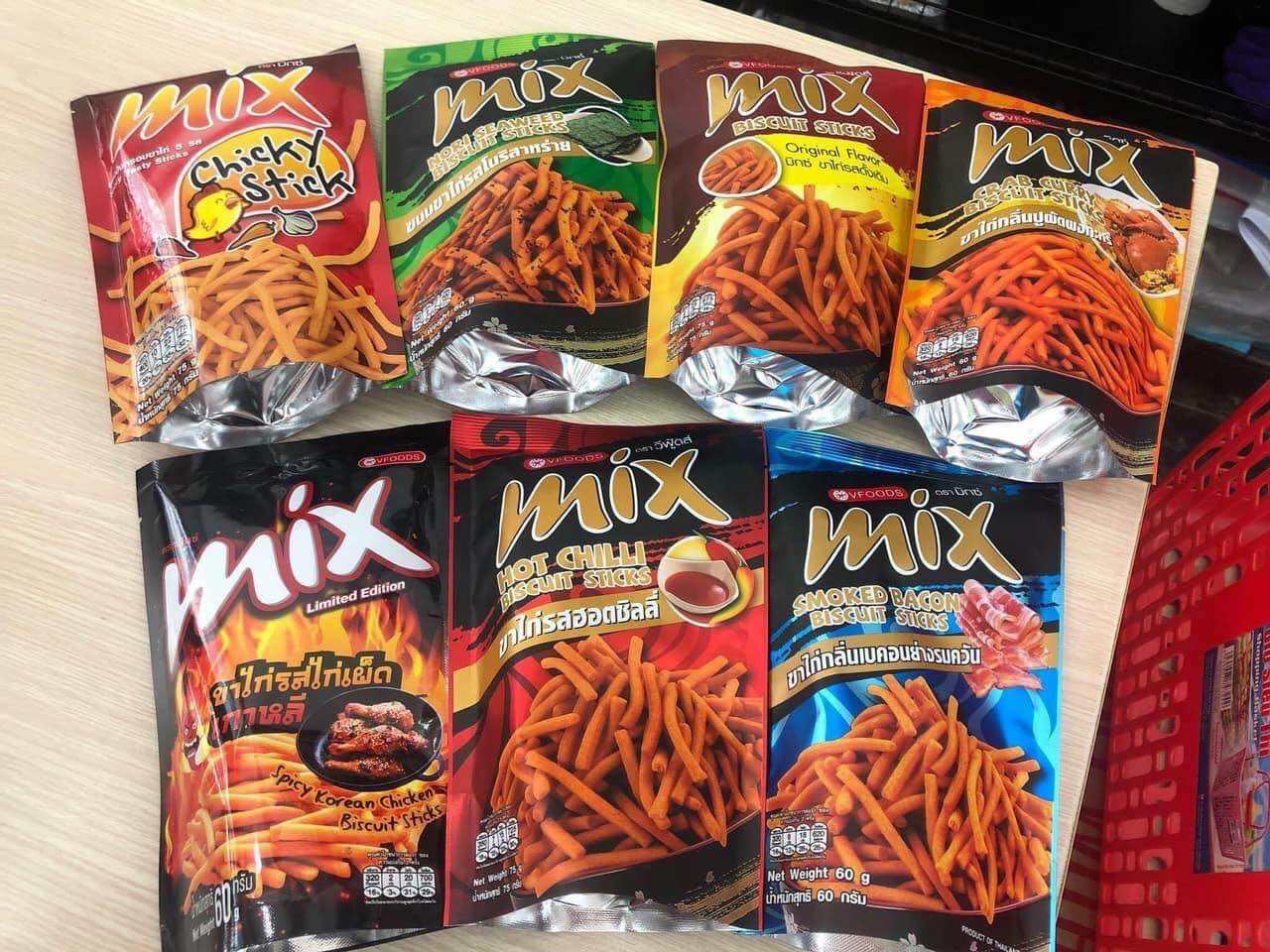 Túi 8 gói snack que bim bim mix thái lan. 