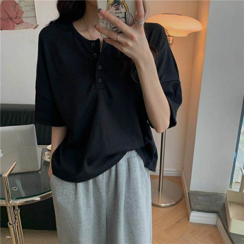 Áo Thun Nữ Form Rộng Tay Ngắn Cổ Tròn Có Nút