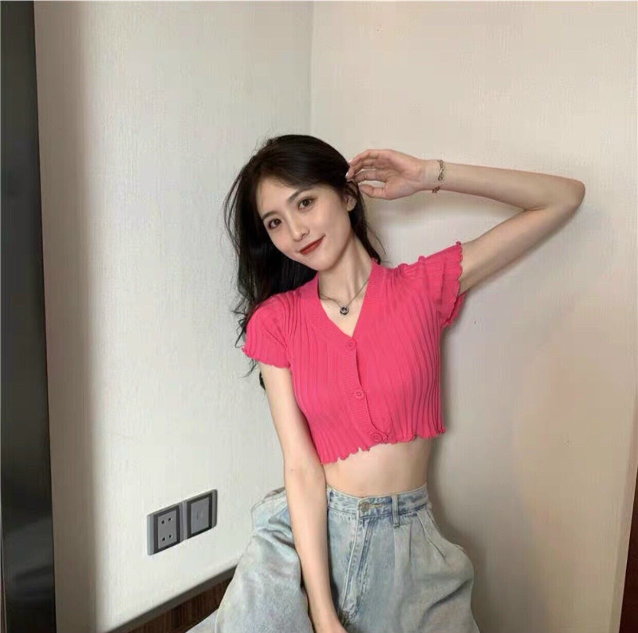 Áo len nữ cộc tay cài khuy dáng croptop