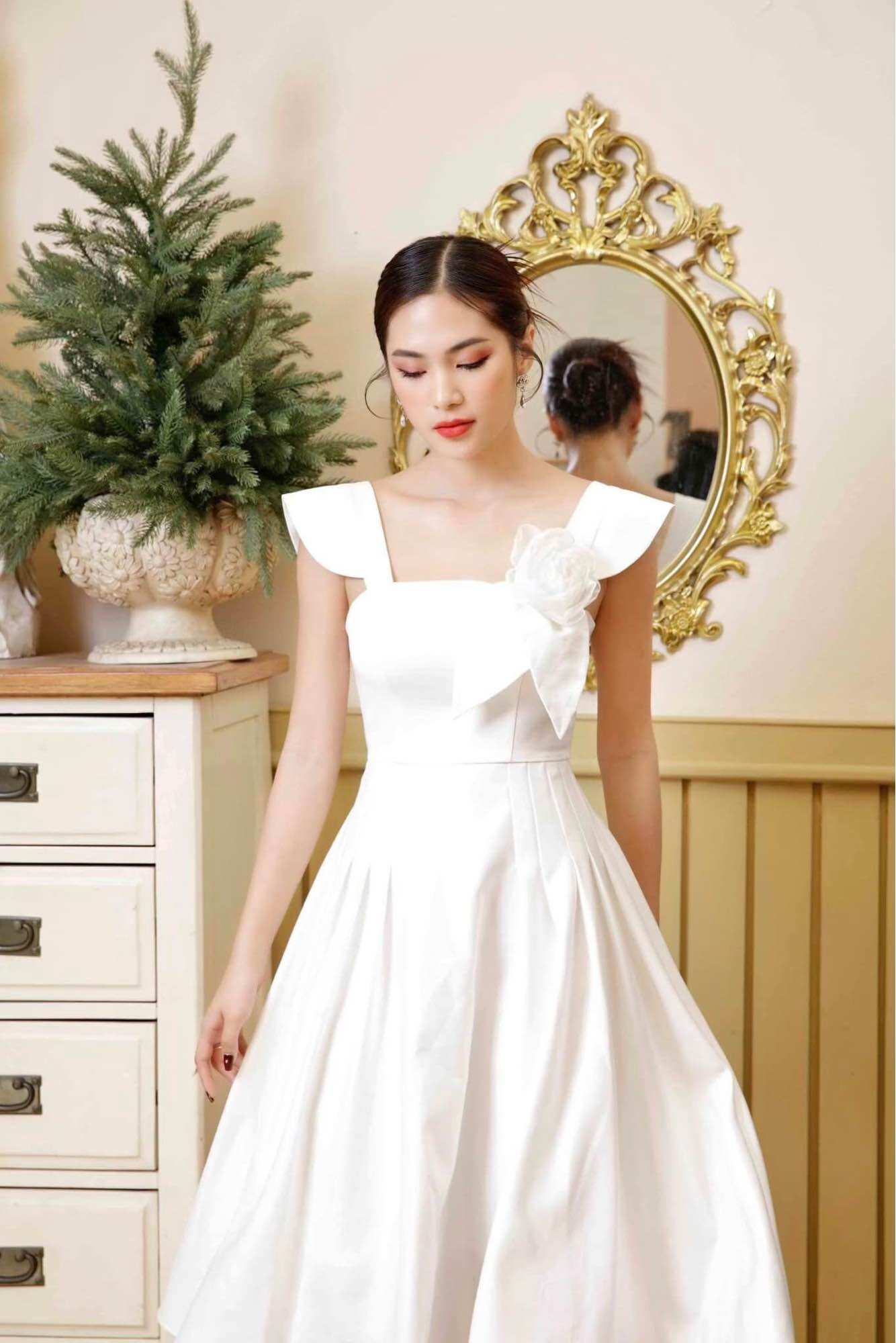 Đầm xòe xếp li eo hoa cài ngực