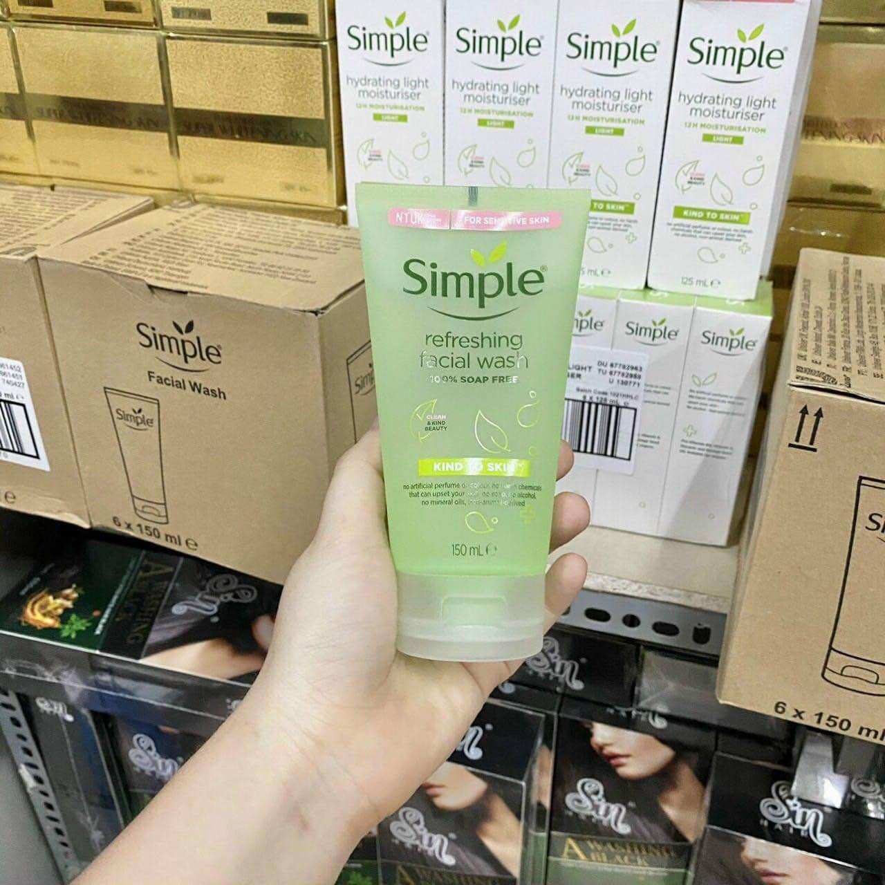 Sữa rửa mặt Simple cho da nhạy cảm.