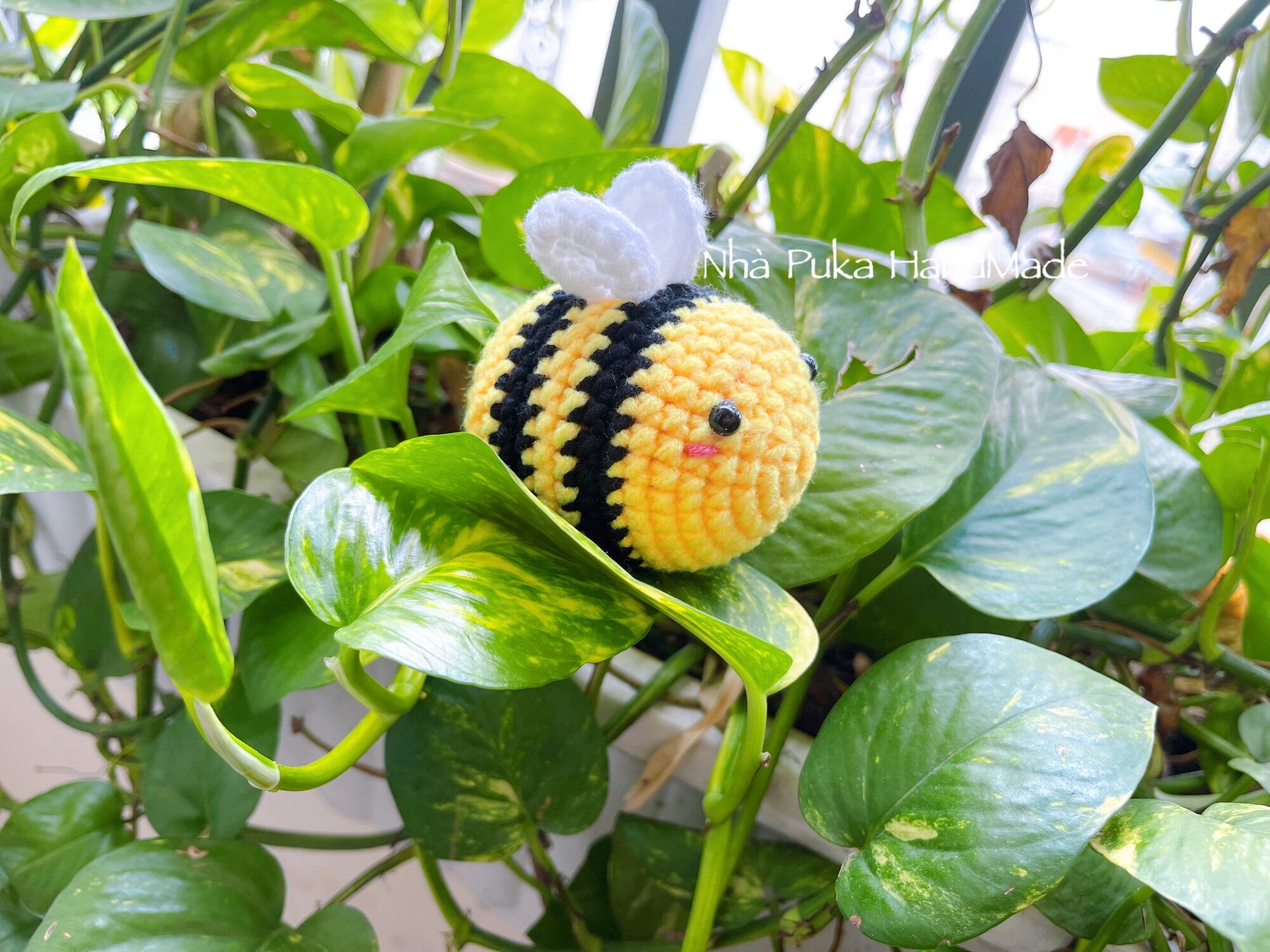 Móc khoá con ong bằng len handmade có sẵn