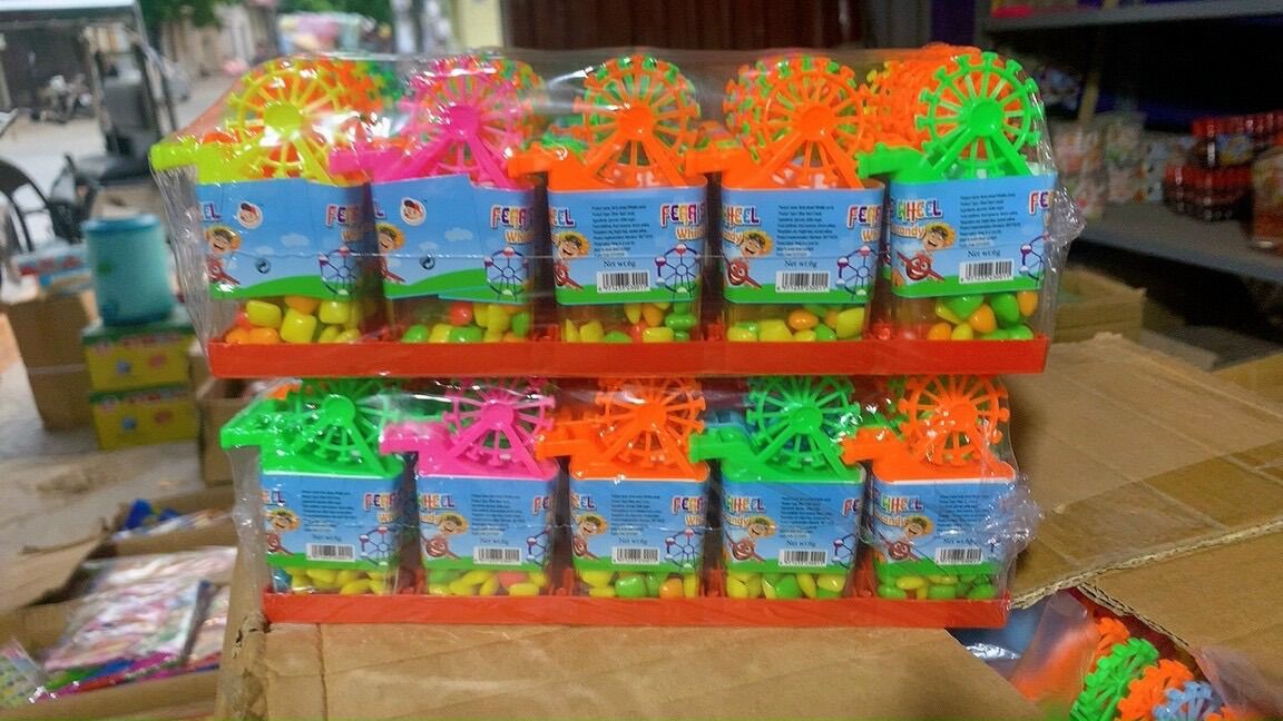 Vỉ 30 lọ kẹo c kèm đồ chơi