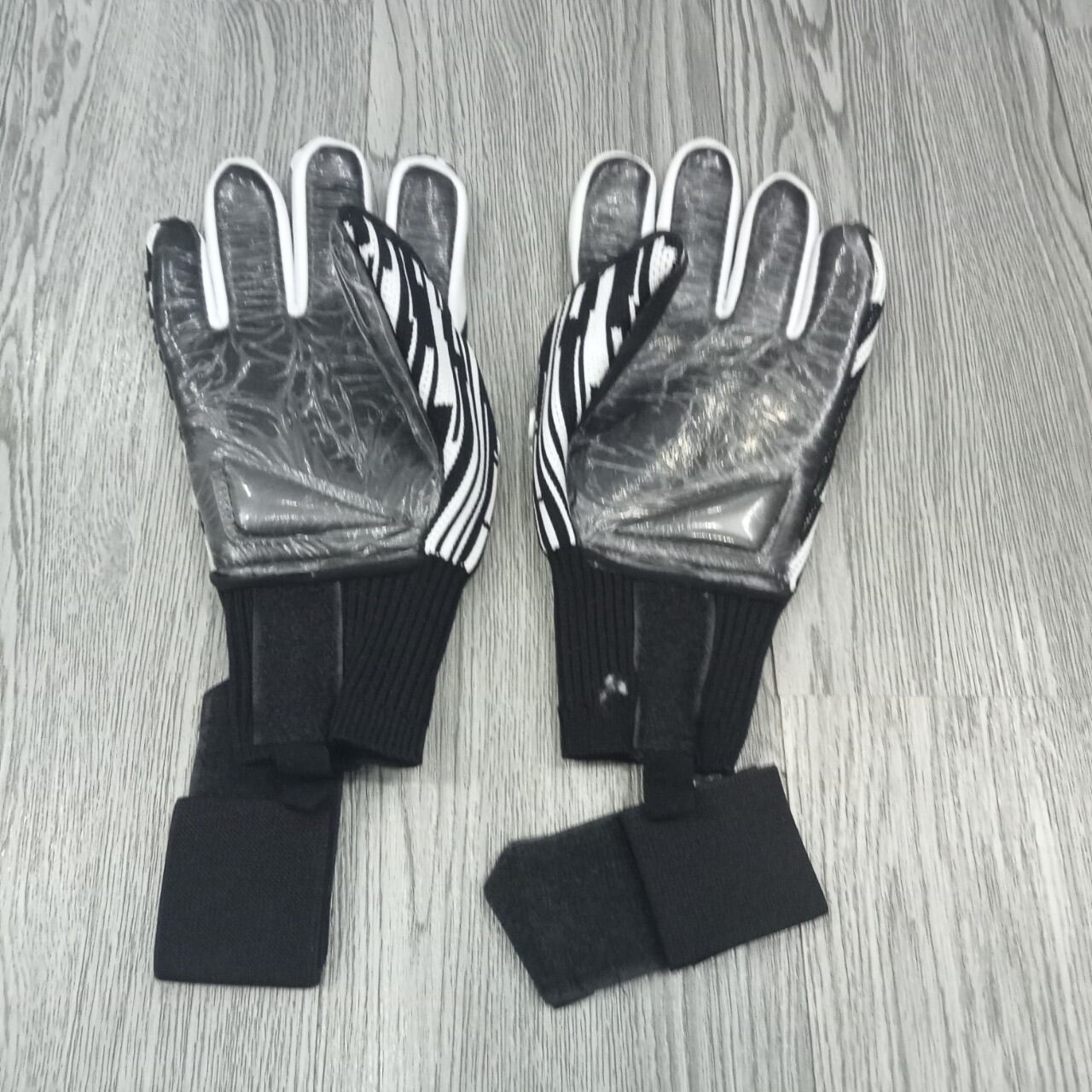Găng tay thủ môn ko xương Das Predator F1