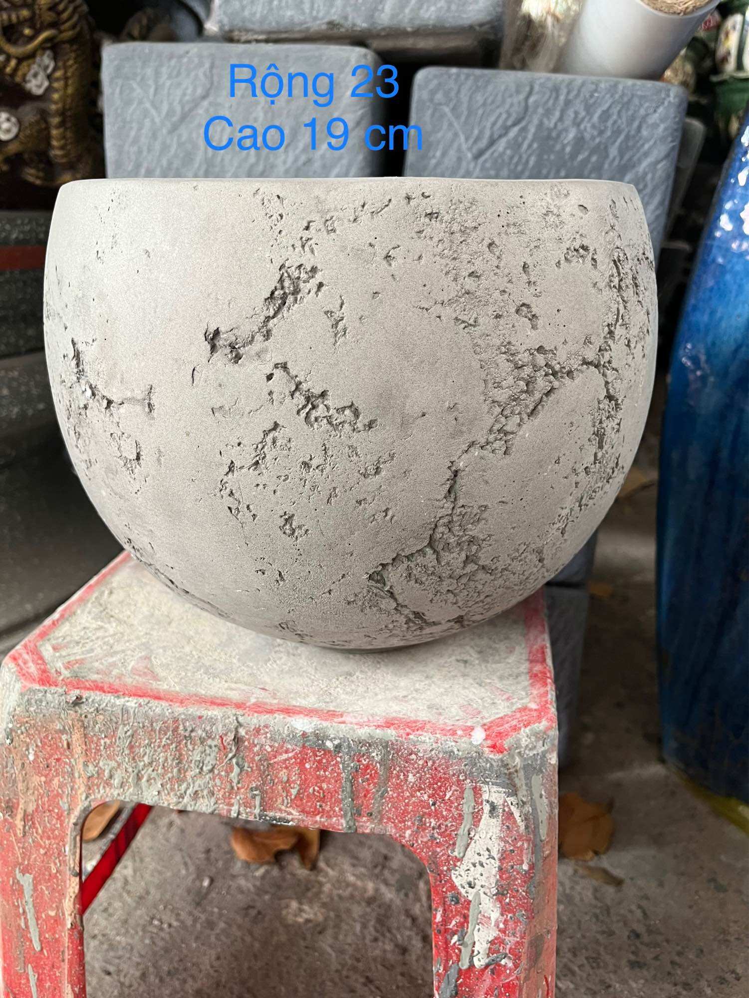 Chậu tròn xi măng nhẹ Vân đá màu xám xi măng đk rộng 23 cm cao 19 cm