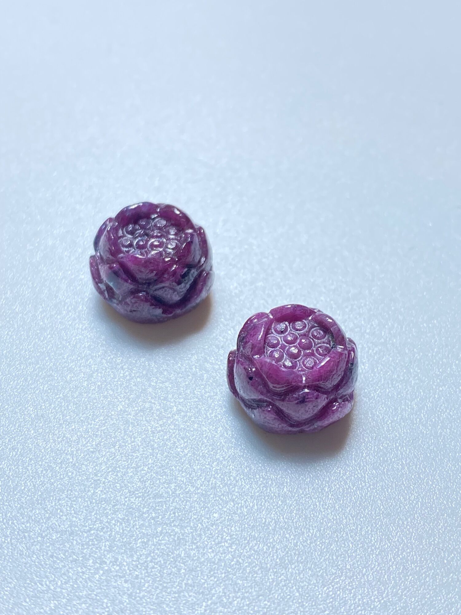 Hoa sen ruby Nam Phi xỏ vòng tay dây chuyền