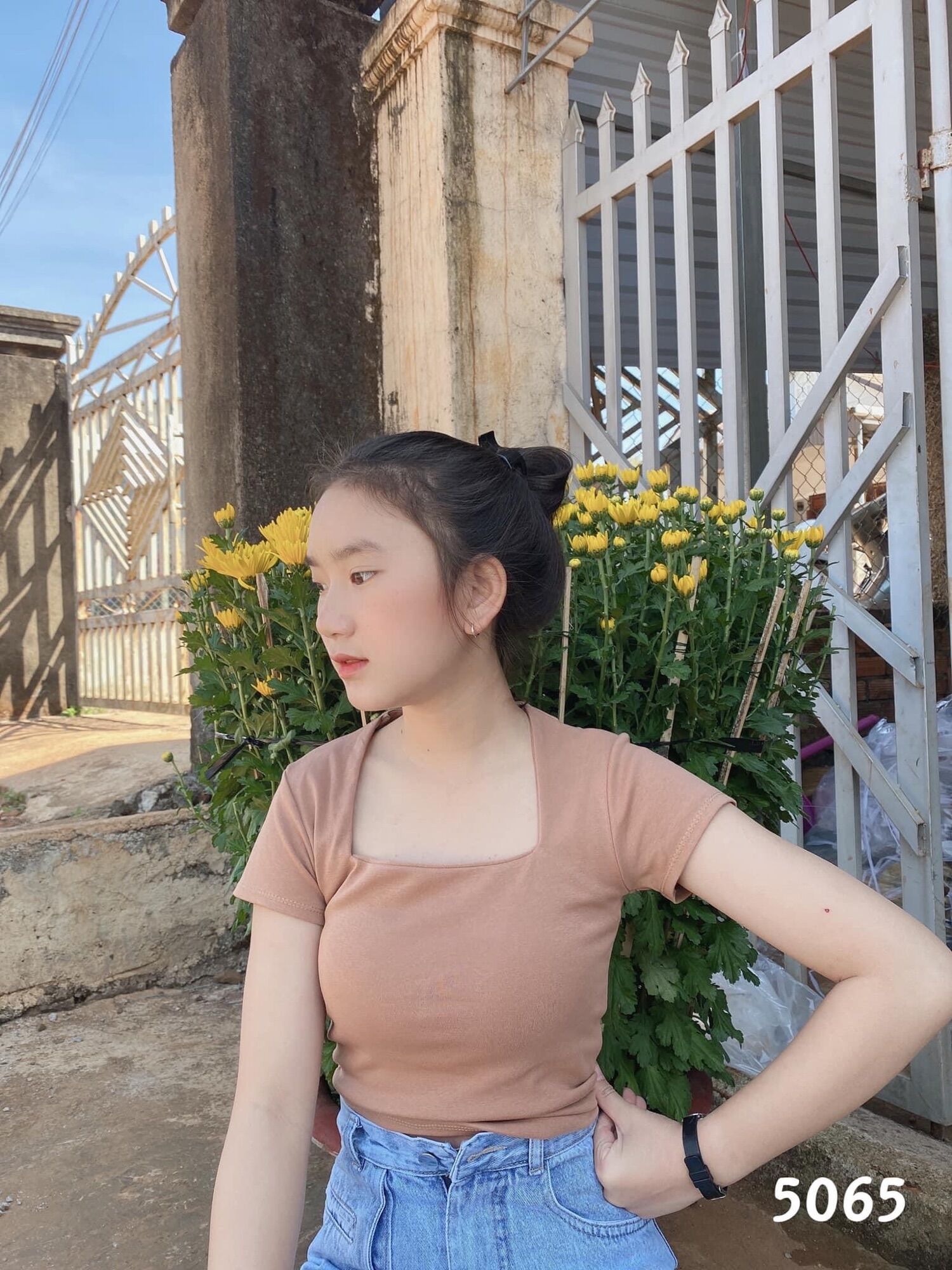 Áo thun cổ vuông tay ngắn ôm body