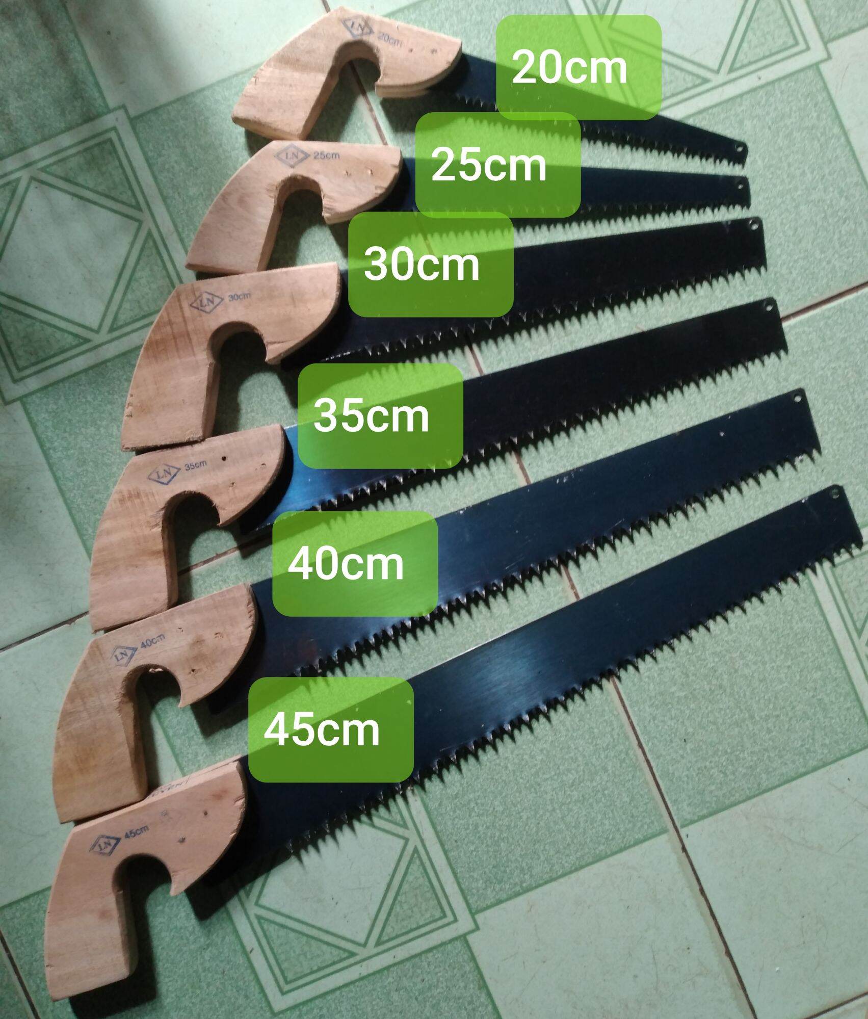 1 cây cưa gỗ được hoàn thiện 1 cách tỉ mỉ, cưa được làm từ thép tốt, chiều dài lưỡi cưa như hình