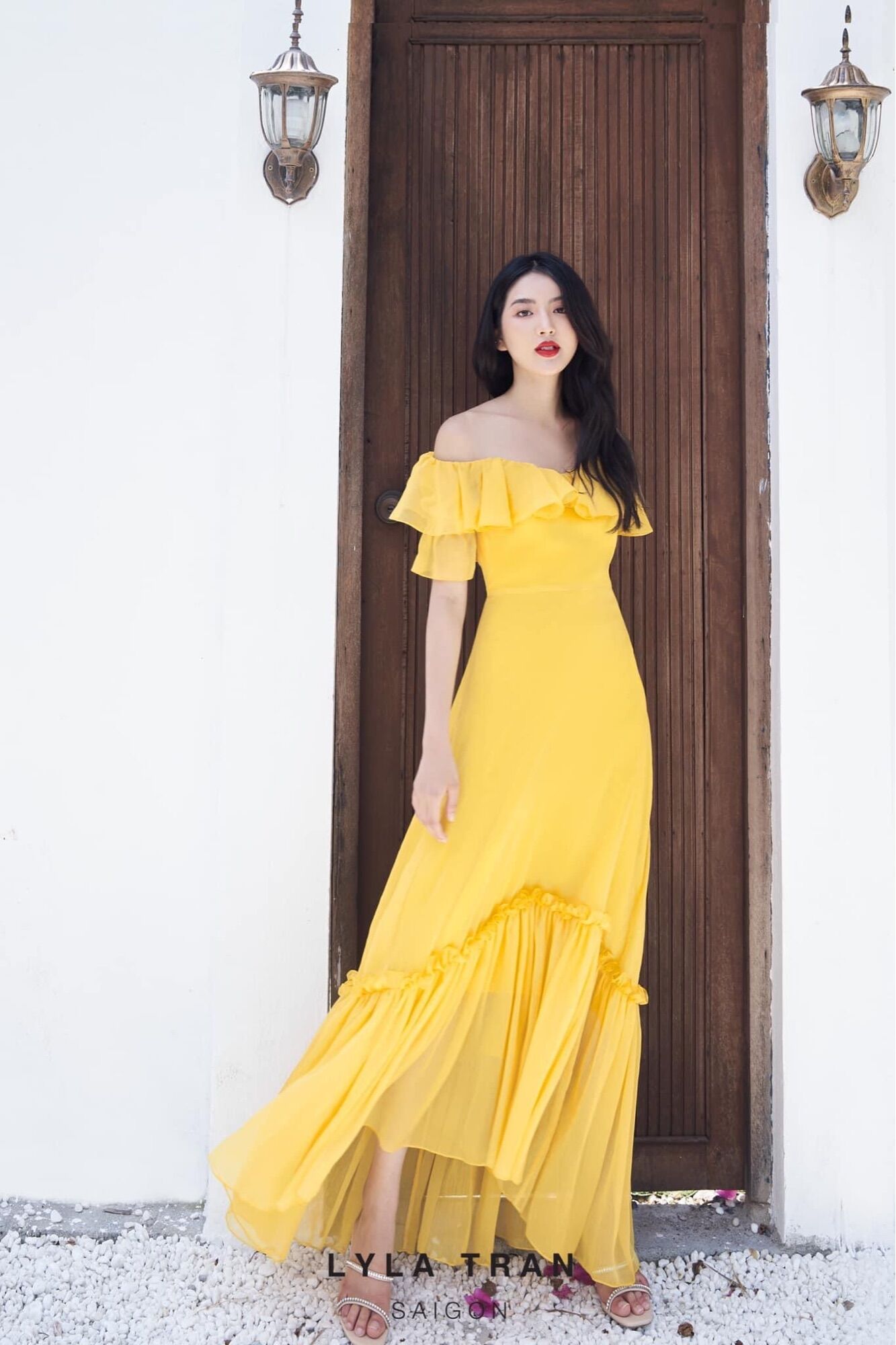 Đầm maxi vàng du lịch hở vai bèo tay ôm eo (STEFFY)