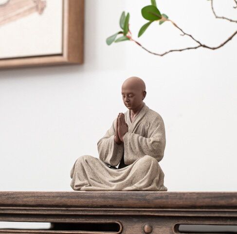 Thiền Sư ngồi chắp tay - tăng sĩ ngồi thiền