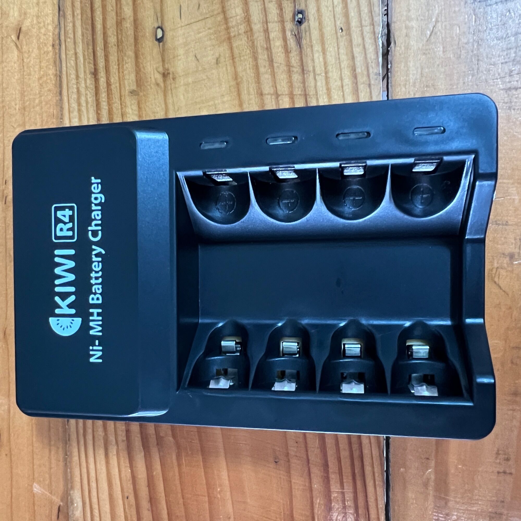dock sạc kiwi sạc 4 viên pin