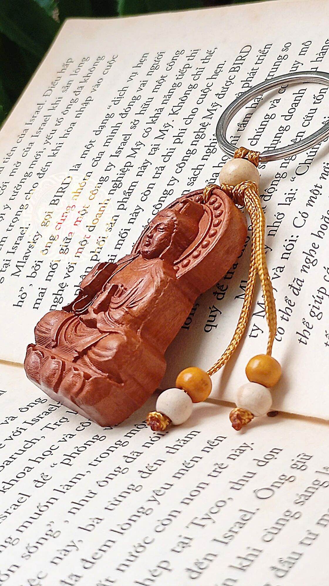 Móc khóa Phật Bà Quan Âm bằng gỗ bình an