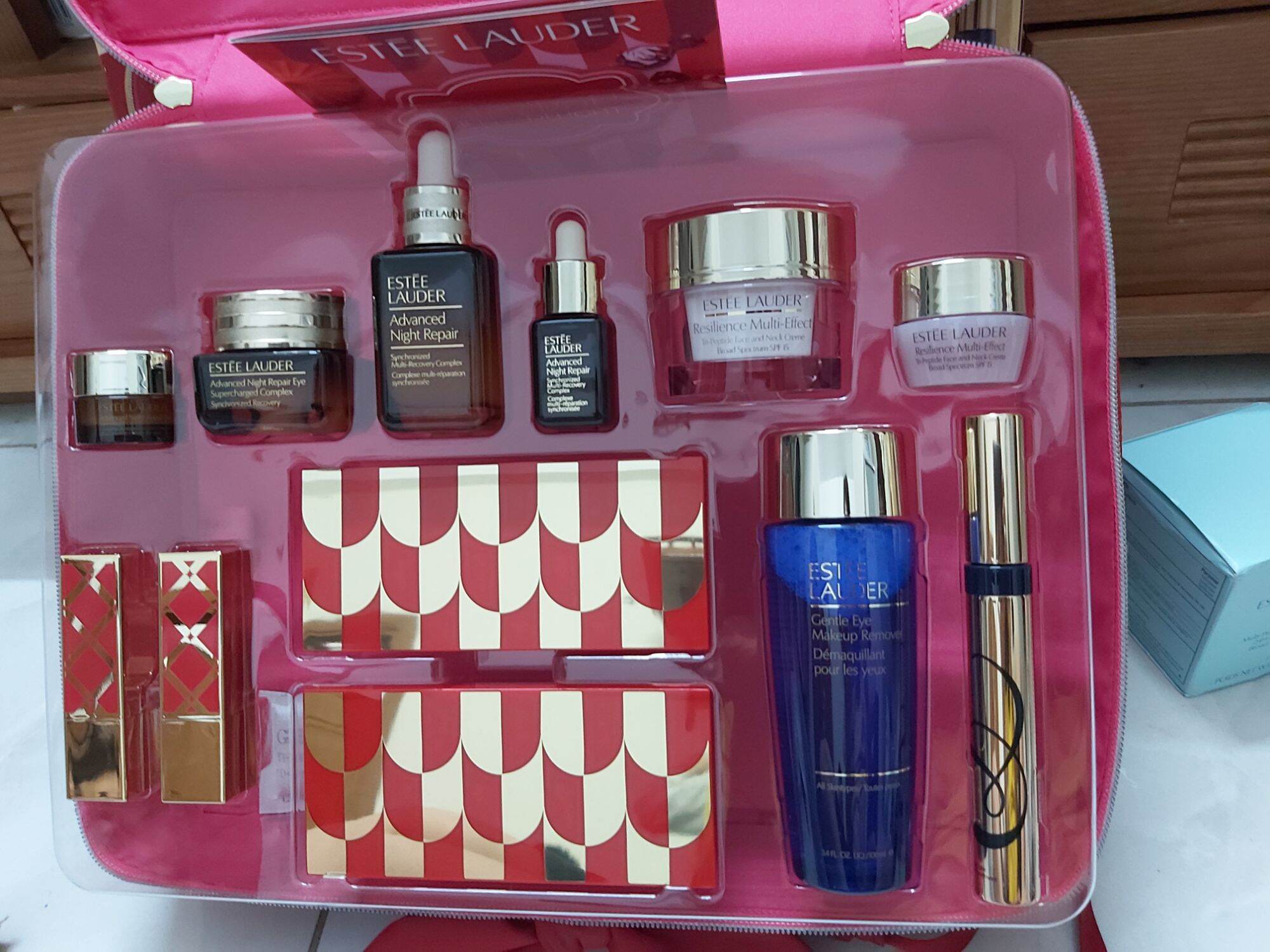 Set vali đỏ Estee Lauder 2021