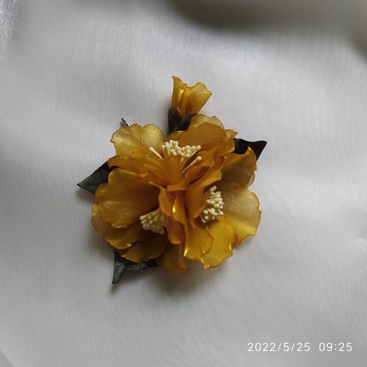 Hoa chùm cài áo Canto handmade màu vàng