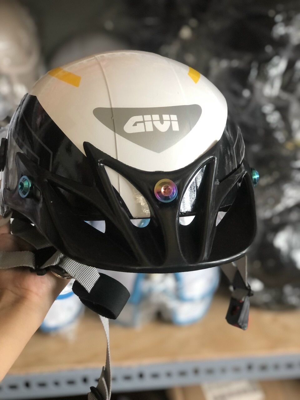 Nón Bảo hiểm givi gắn 3-8 ốc full ốc titan gr5 + 2 mèo thần tài
