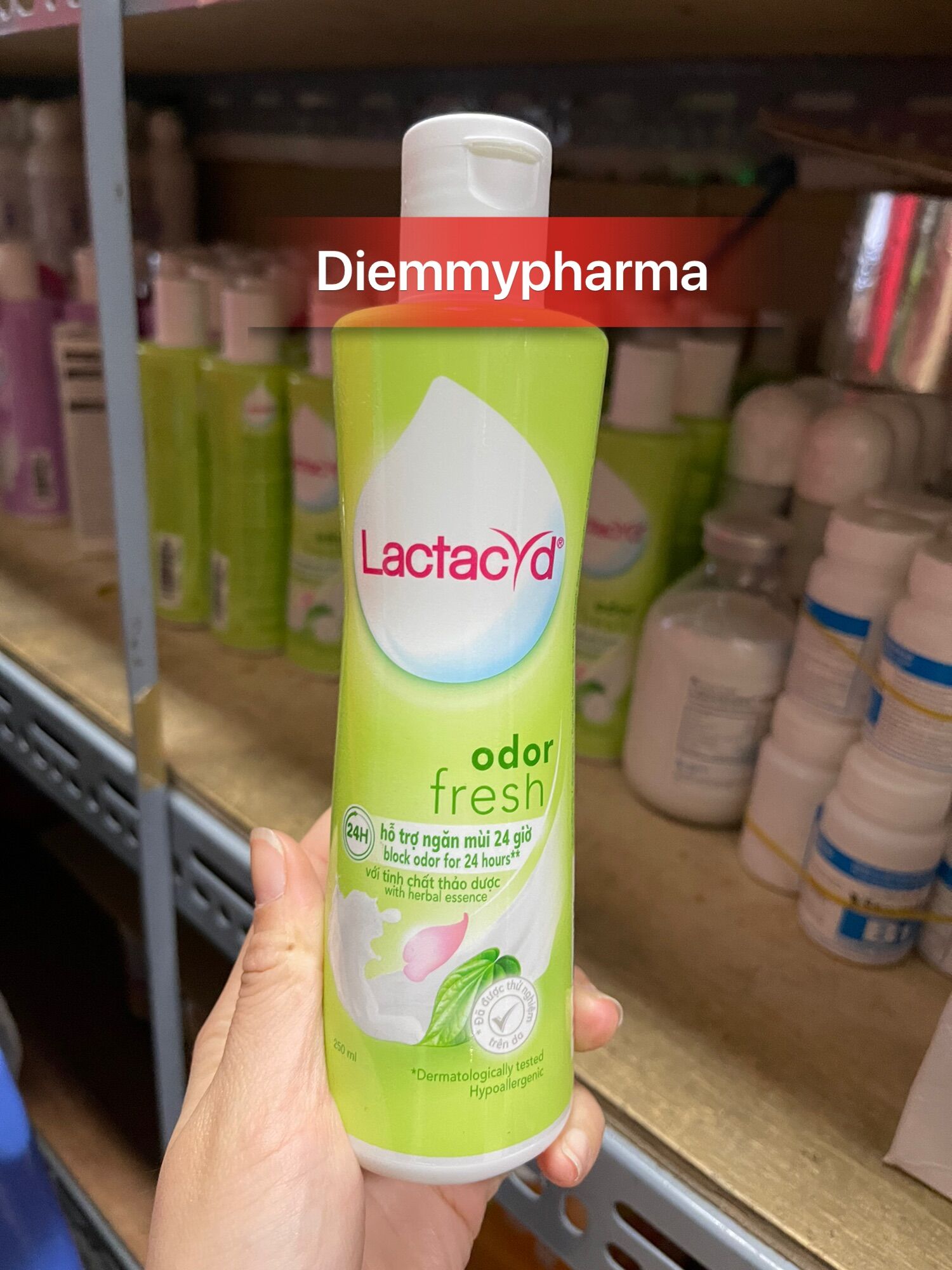 Dung dịch vệ sinh Lactacyd trầu không 250ml
