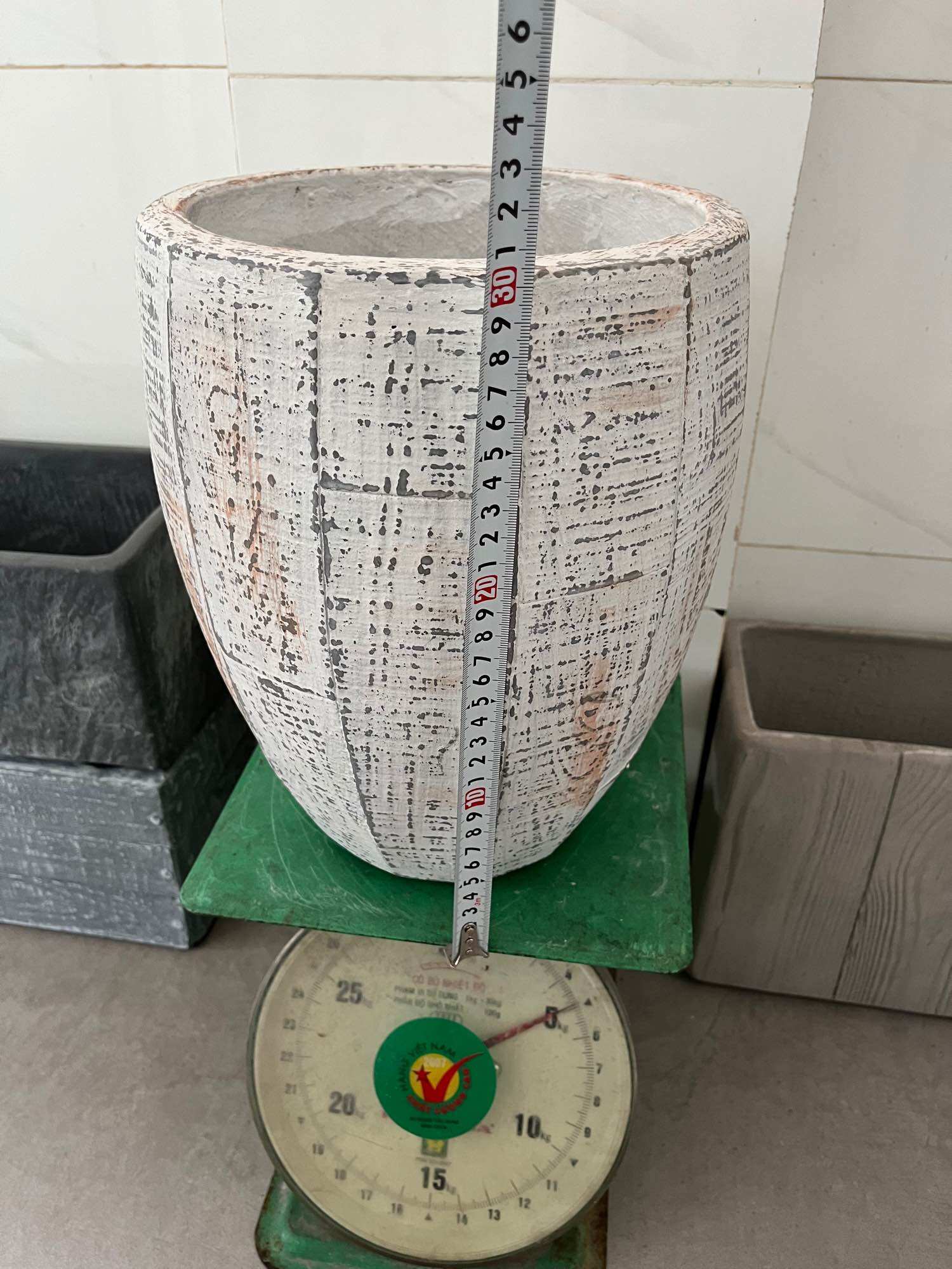 Chậu tròn xi măng nhẹ Vân gỗ đk rộng 23 cao 30 cm