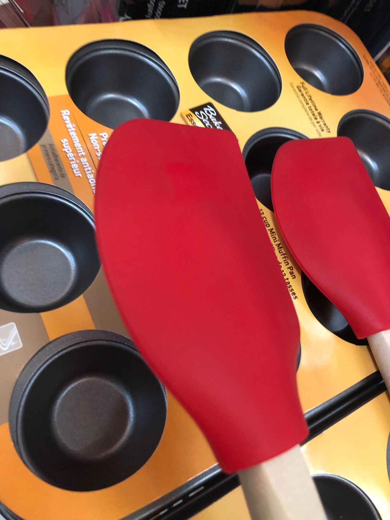 Cây vét bột silicone đỏ cán gỗ