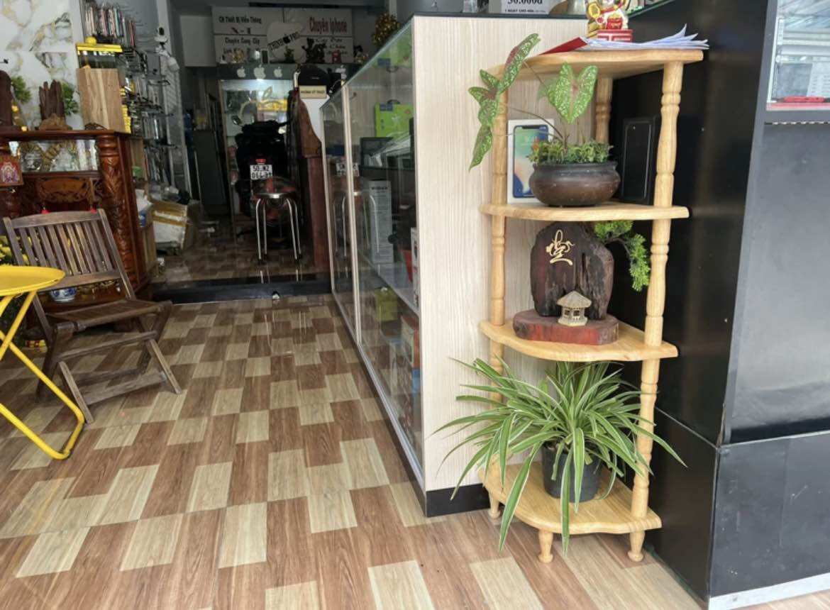 KỆ GÓC TƯỜNG GỖ CAO SU 4 TẦNG