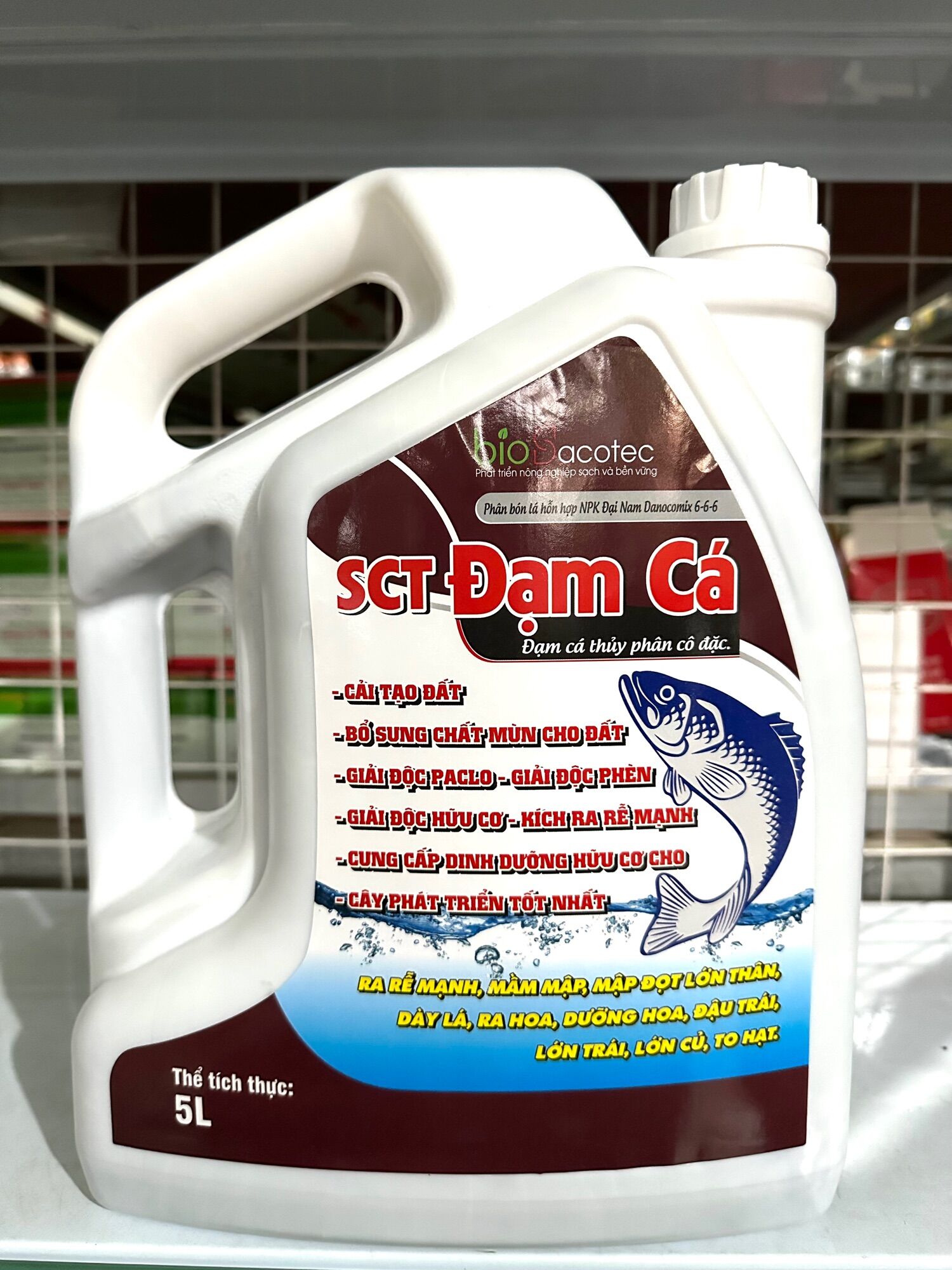 Phân bón đạm cá thuỷ phân cô đặc siêu phục hồi, bật chồi, phát đọt cực mạnh, lá to xanh dày bóng mướt, ra rễ cực nhanh, lớn trái, bóng đẹp trái, cải tạo đất tơi xốp, nâng pH đất