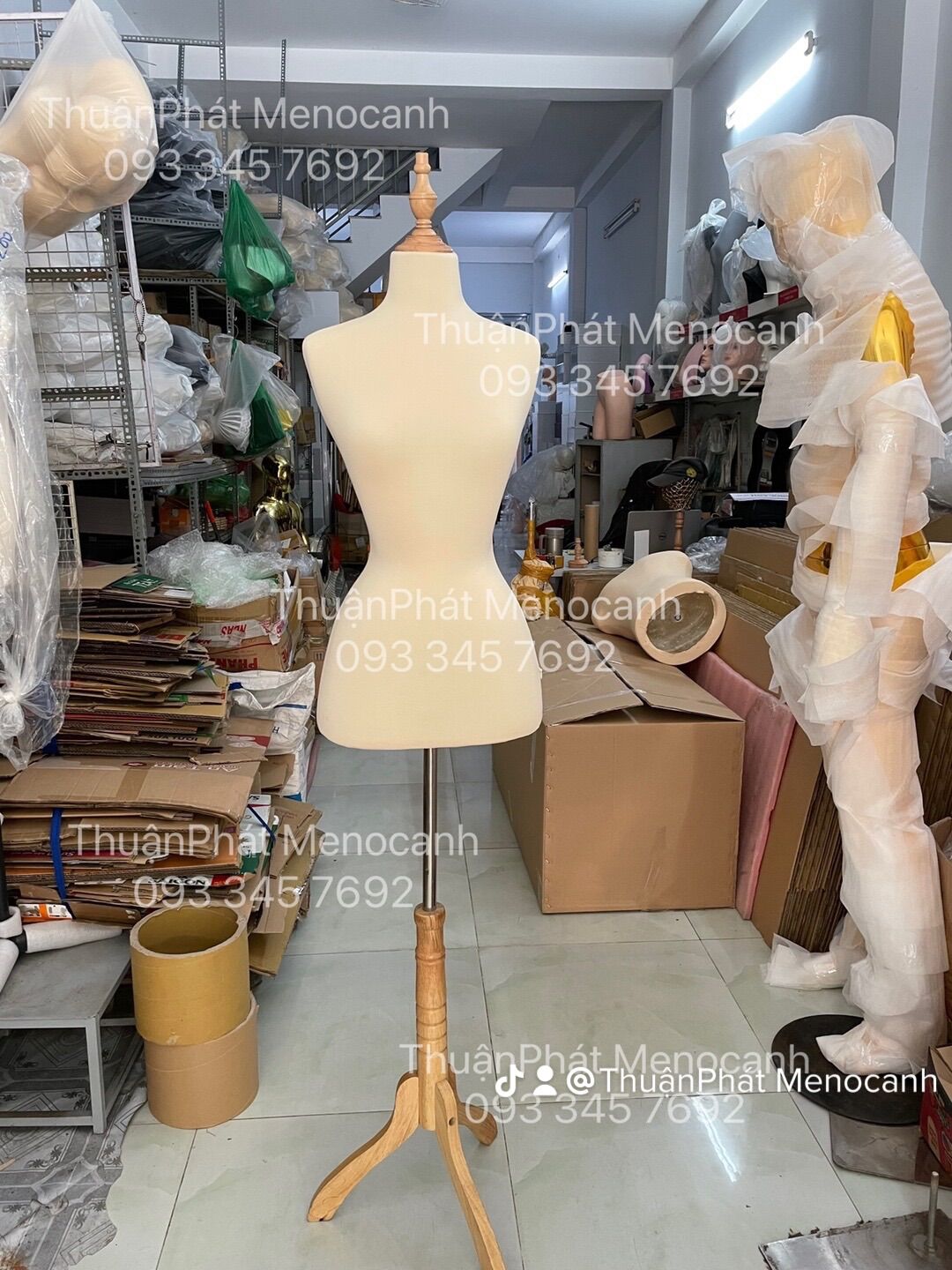 Manocanh eo con kiến chuyên mặc váy cưới xịn sò chân gỗ
