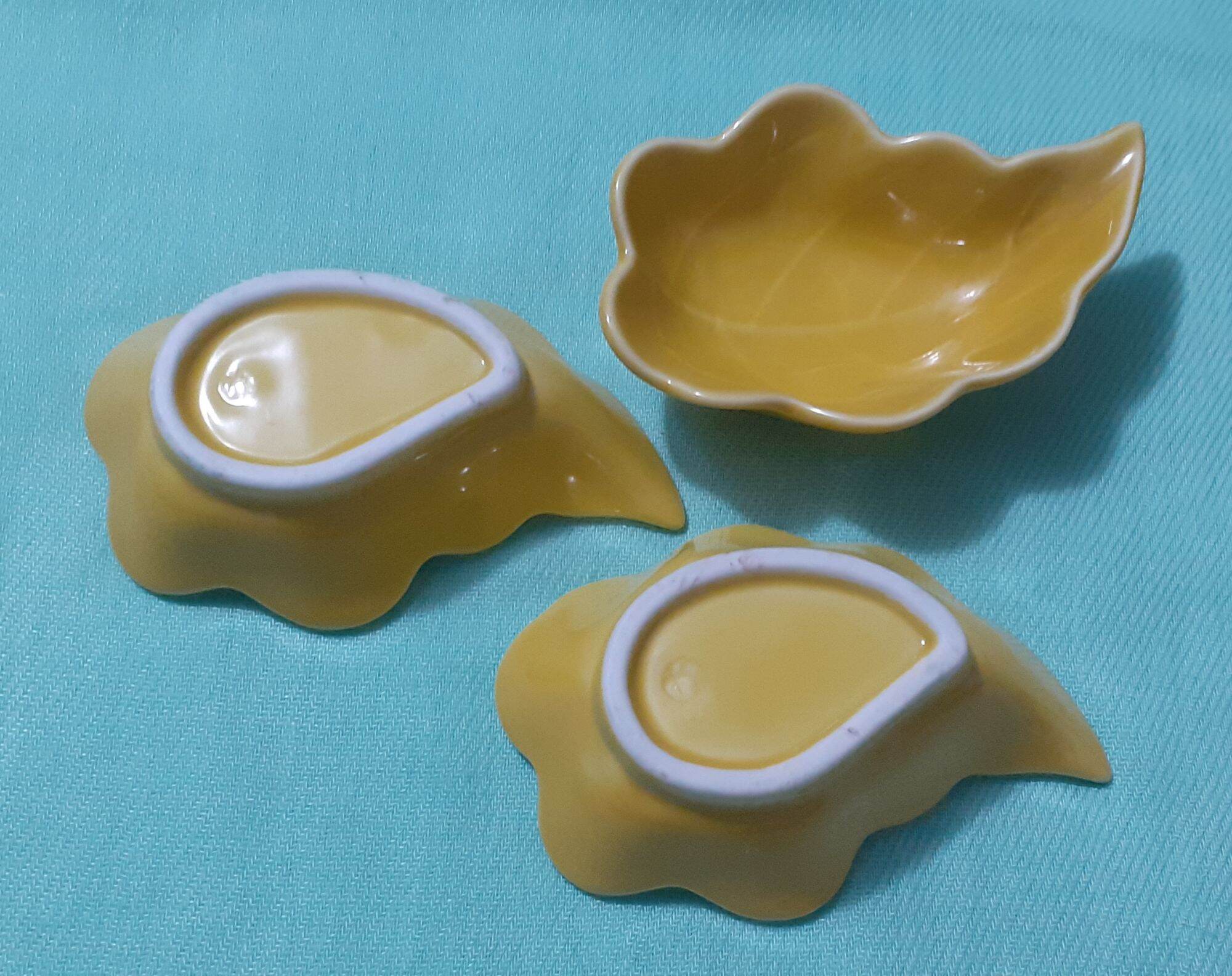 Đĩa gốm sứ hình chiếc lá màu vàng 10cm x 3cm