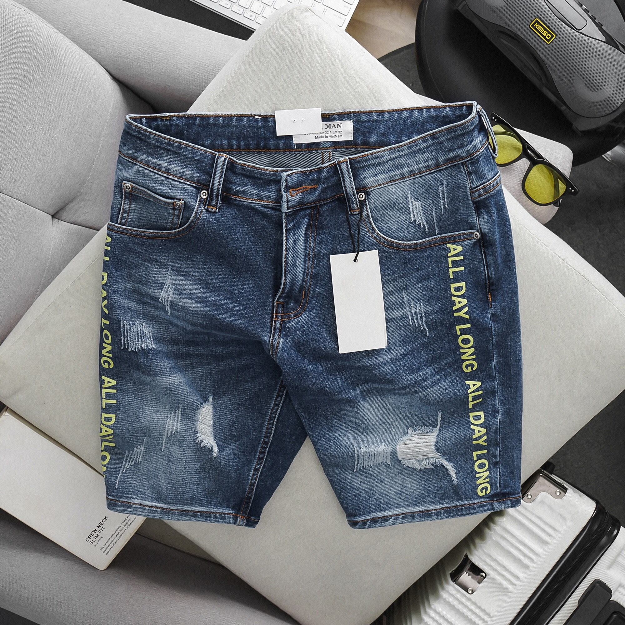 Quần Short Jean Nam Mẫu mới Sơn chữ vàng trắng chất jean xuất cao cấp ôm dáng