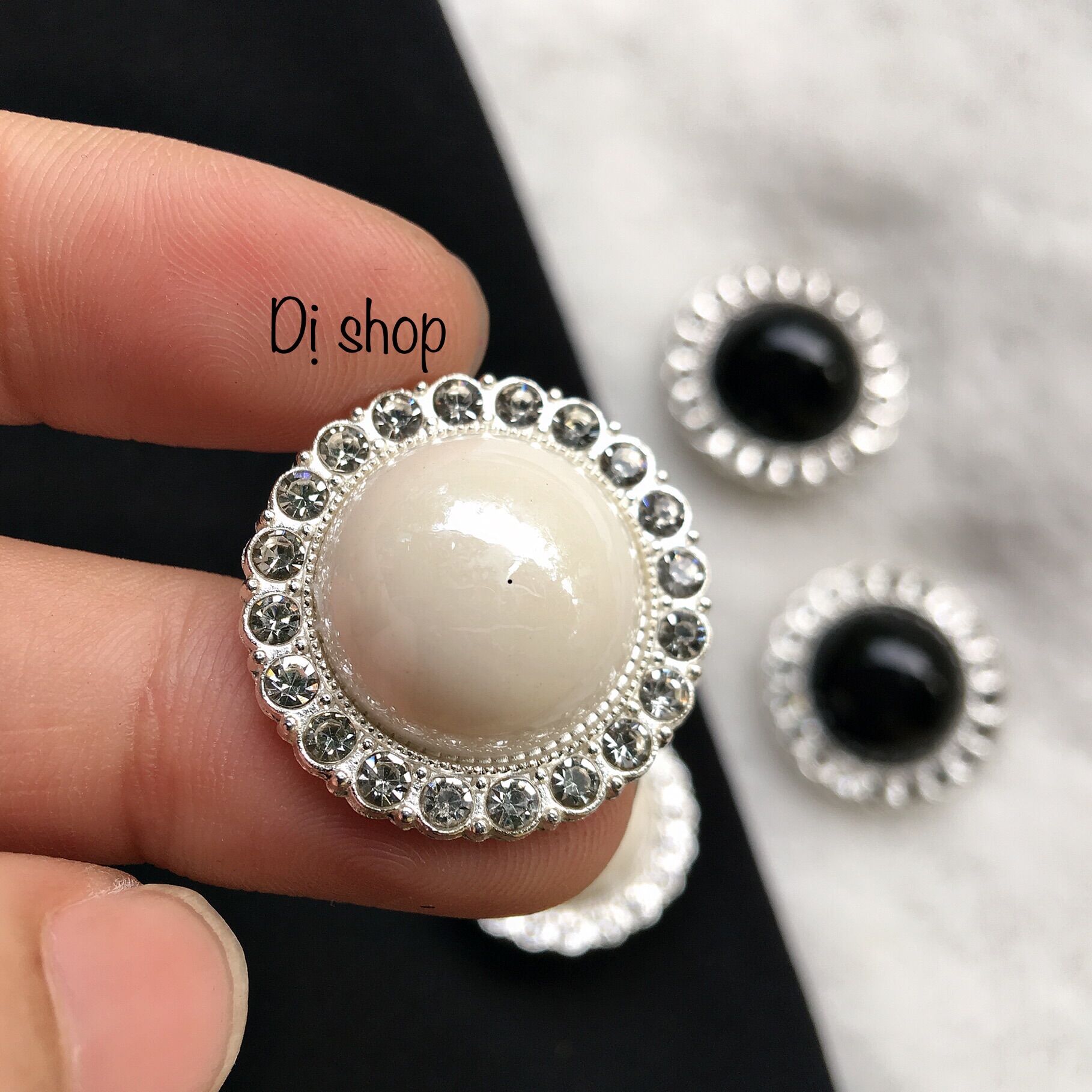 1 NÚT CƯỜM trơn bóng láng size 2.3cm