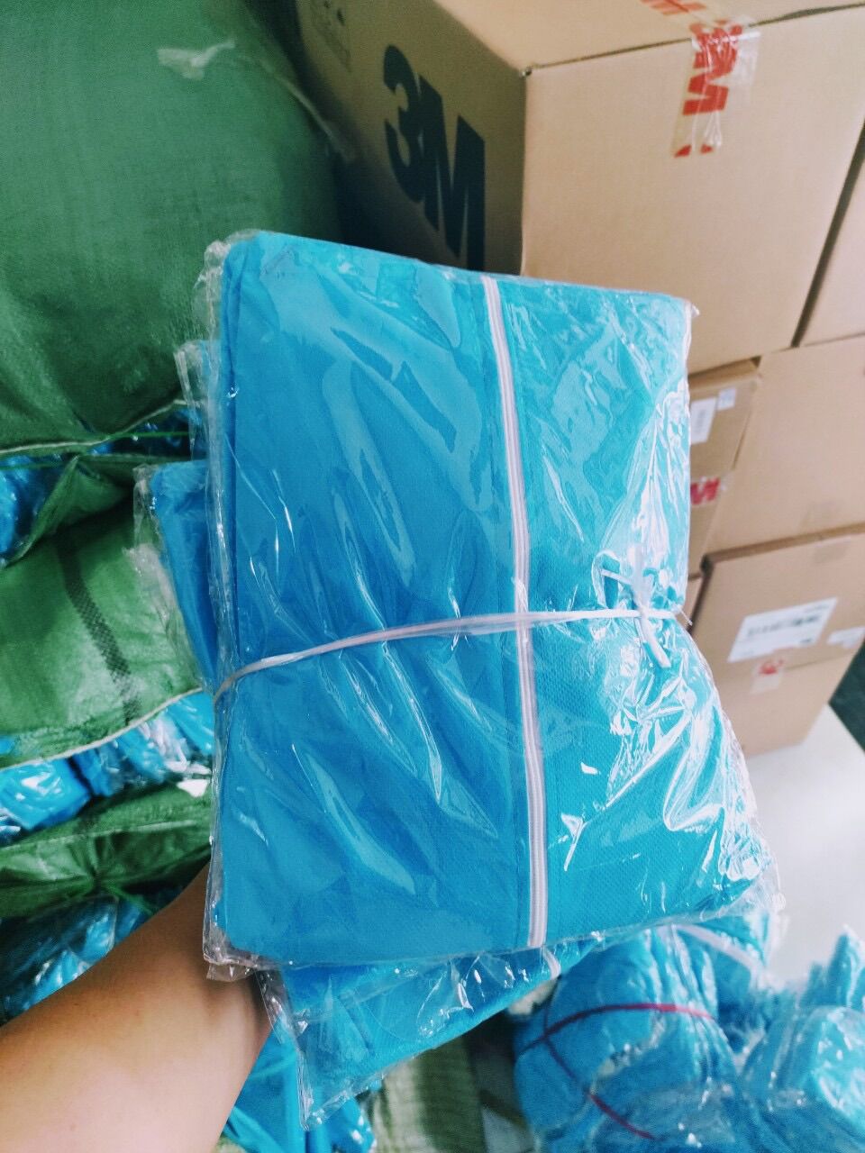 Bộ đồ bảo hộ xanh 7 món .