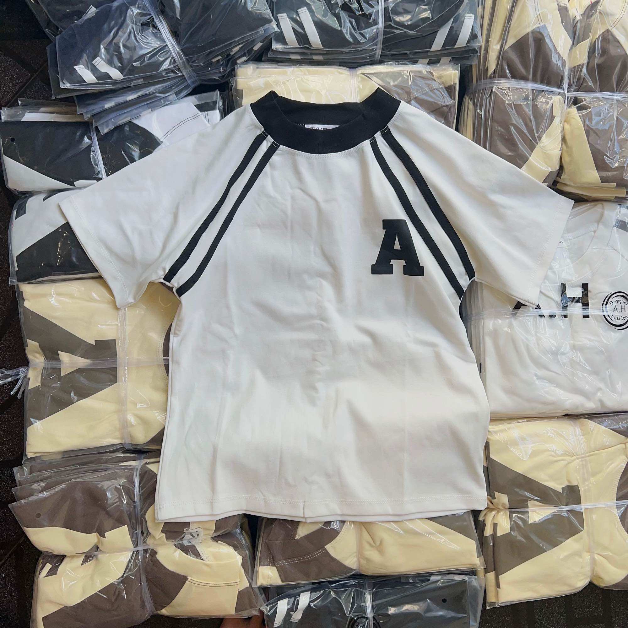 Áo thun dáng ôm nhẹ babytee hai sọc trước ( 2 sọc trước chữ A )