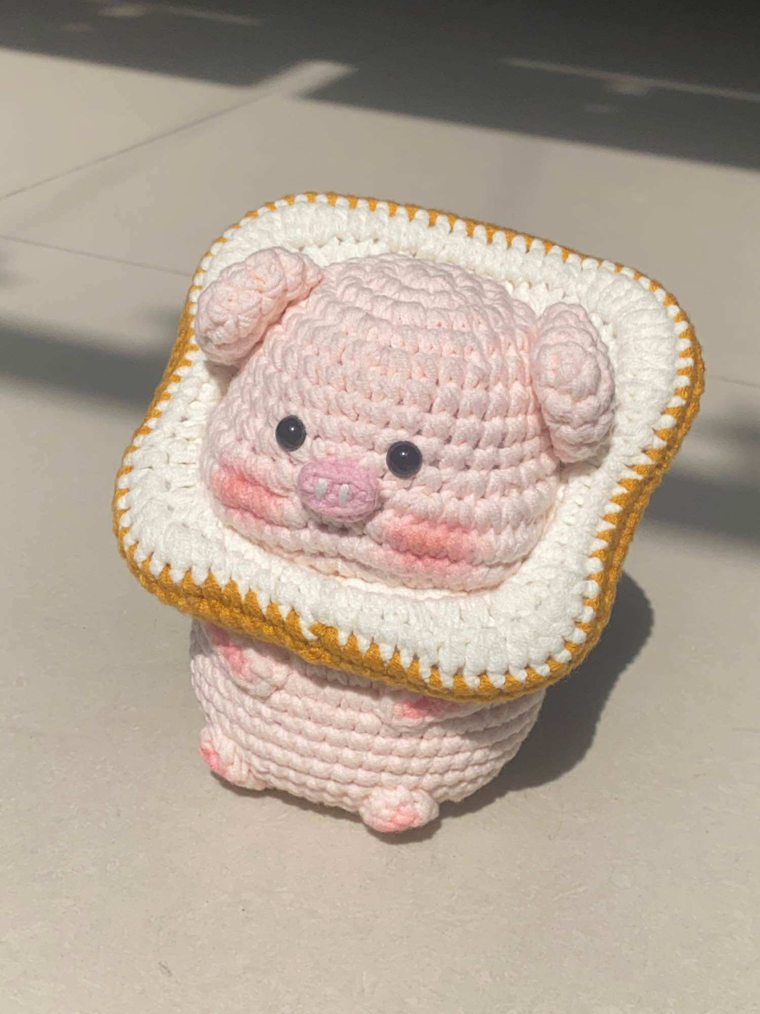 Heo đội bánh mì len (13x15cm)