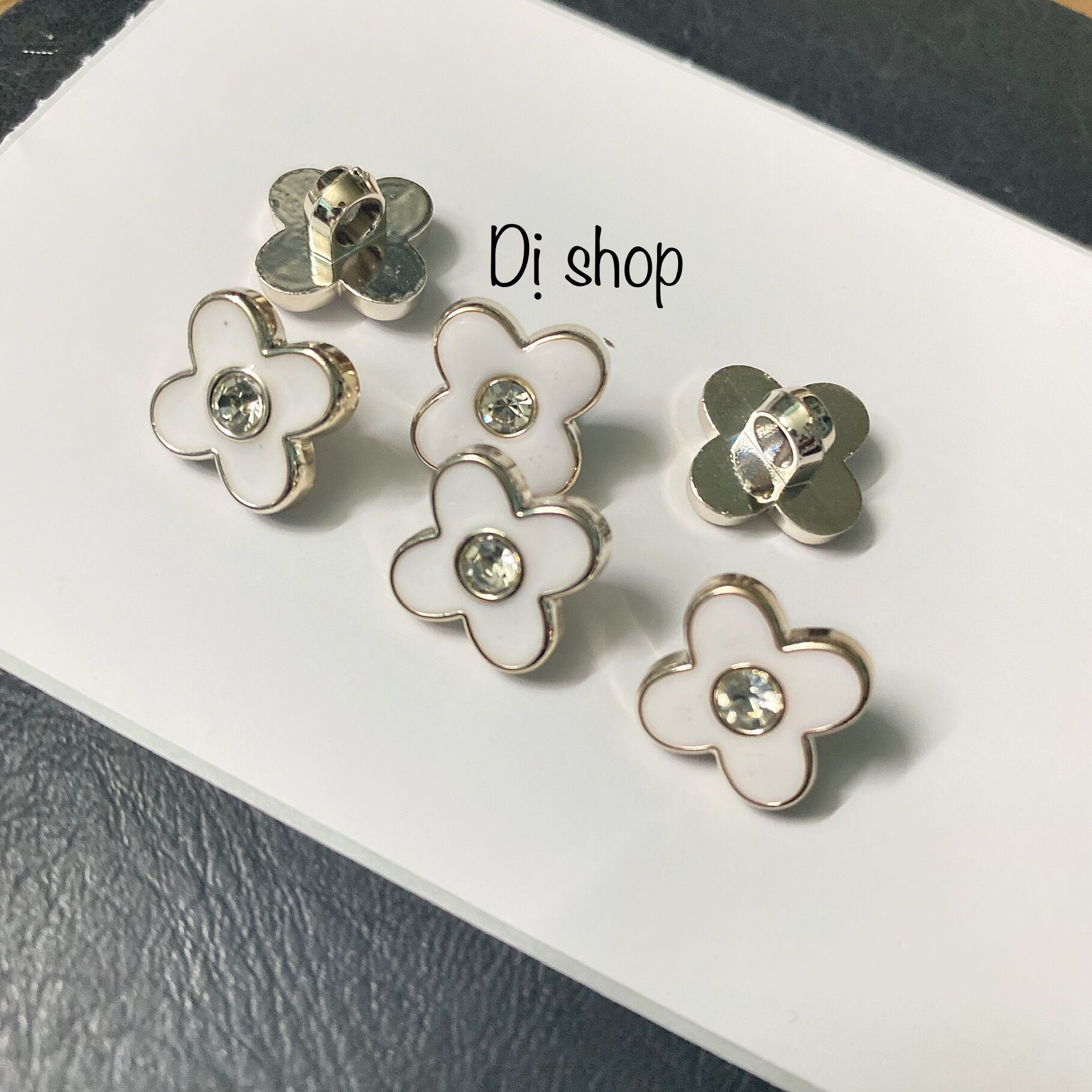 Sét 5 nút nhựa hoa 4 cánh 1.5cm và 1.8cm
