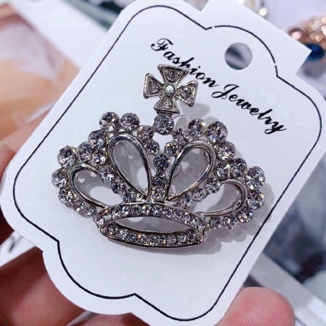 Cài áo vương miện