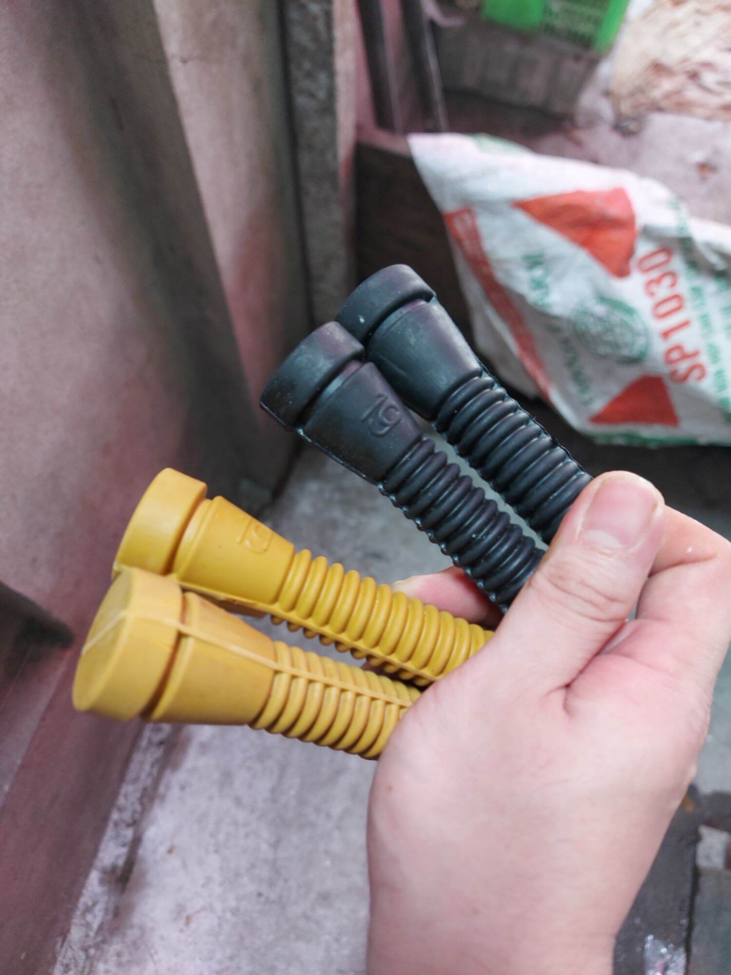 Combo Núm cao su vặt lông gà, lông vịt màu vàng + đen, núm cao cấp, chất liệu cao su thiên nhiên mềm, dẻo, độ bền cao