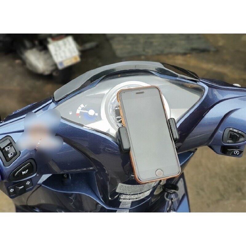 Kẹp điện thoại dán lên đồng hồ xe máy