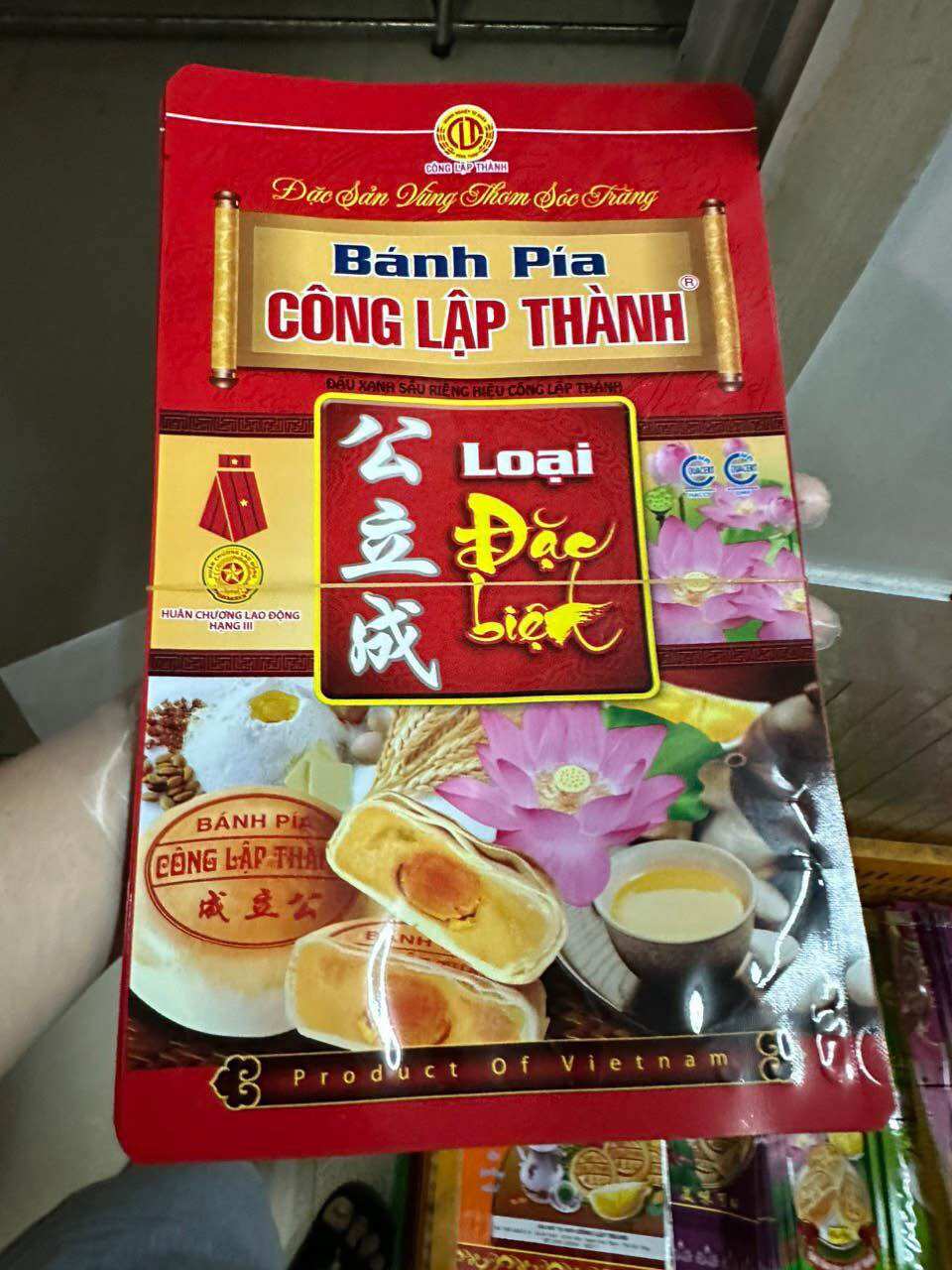 Bánh pía đặc biệt đỏ