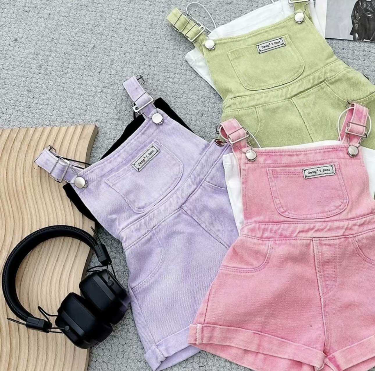 Bộ yếm jean màu pastel kèm áo hai dây bên trong cho bé gái siêu cá tính
