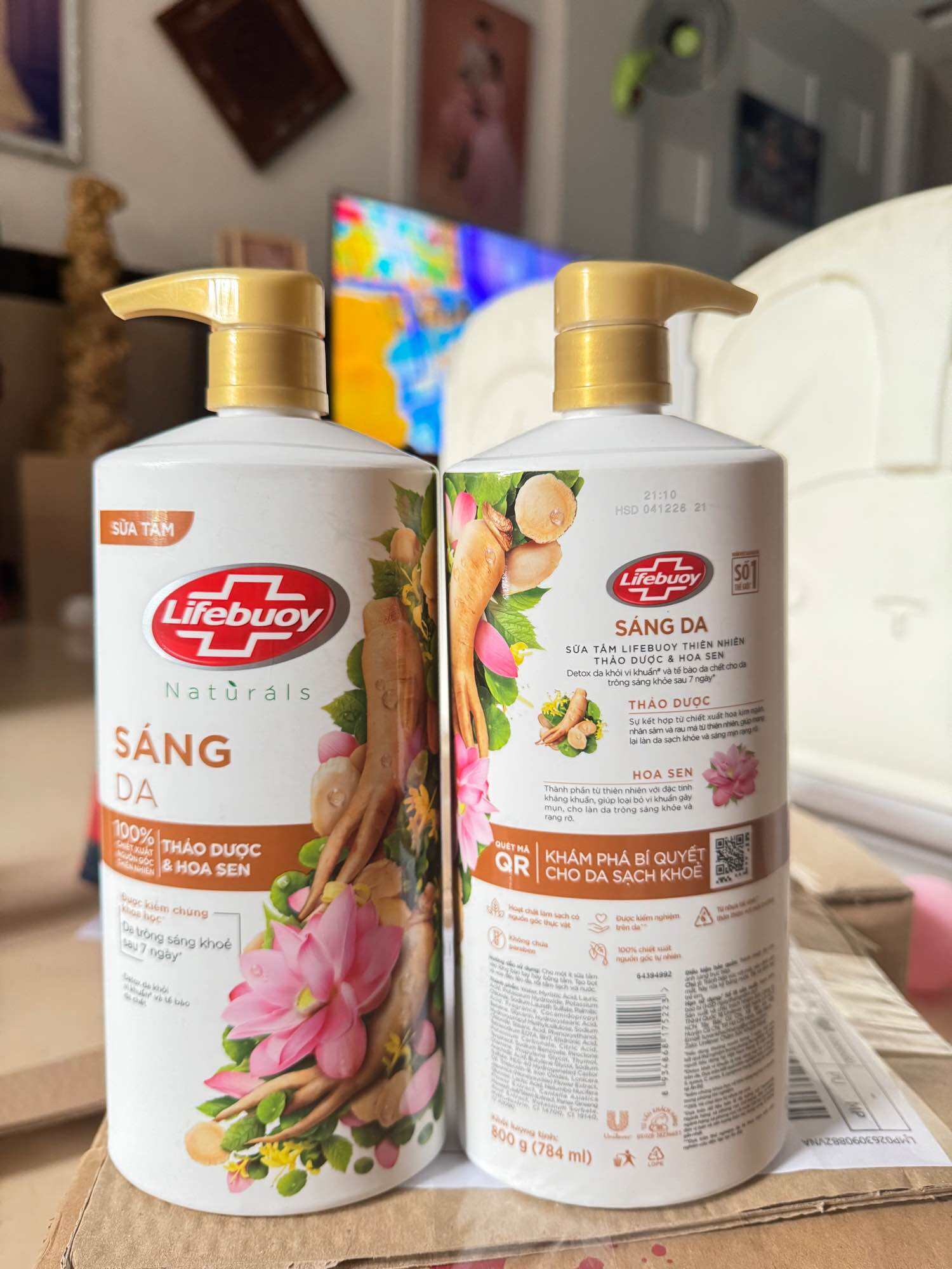 Sữa tắm Lifebuoy hoa sen 800g làm sạch sâu vi khuẩn và tế bào chết hàng mới giá mới