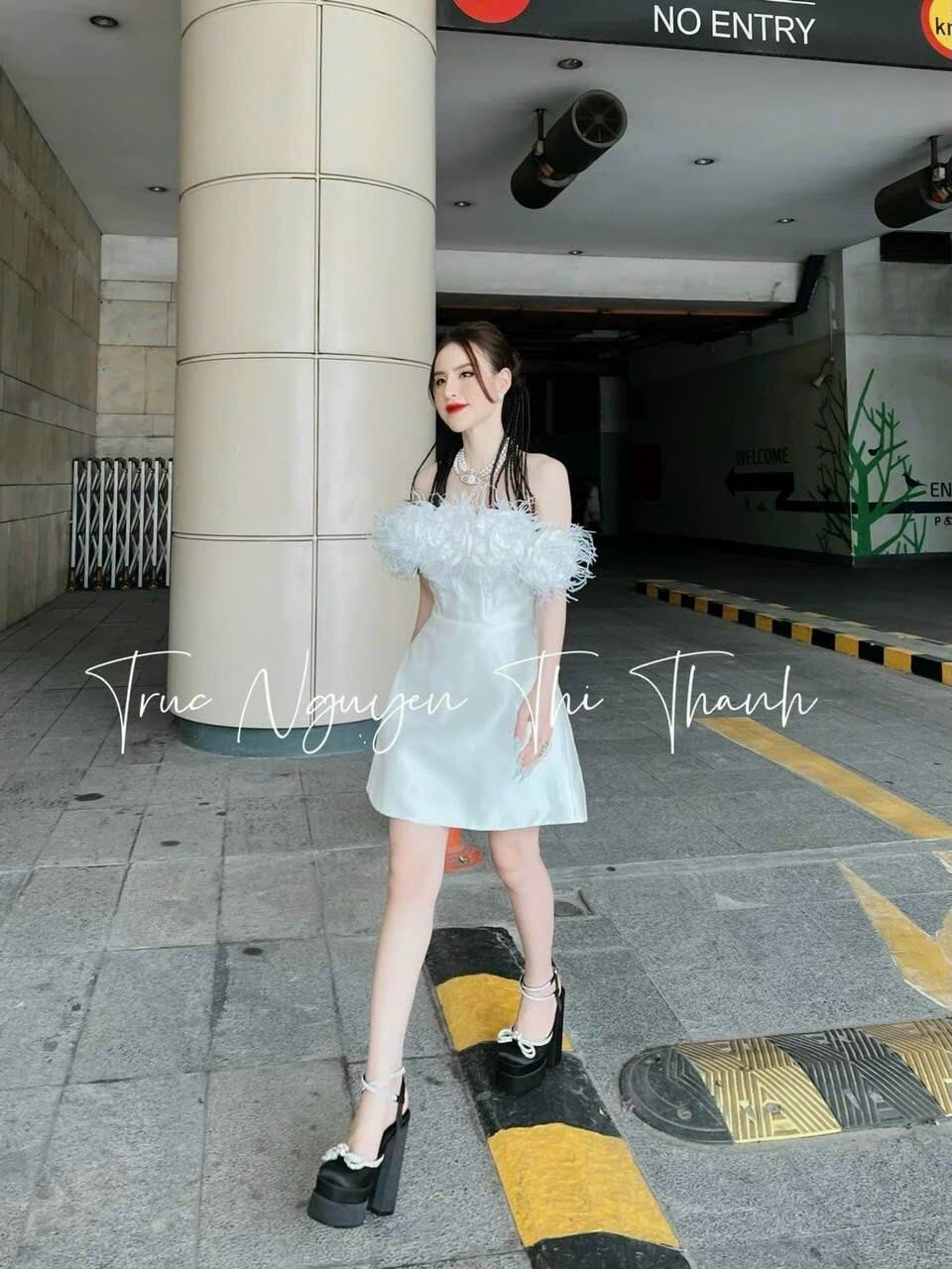 ĐẦM TRỄ VAI TRẮNG HOA HỒNG LÔNG VŨ (CÓ MÚT NGỰC, LÓT QUẦN)