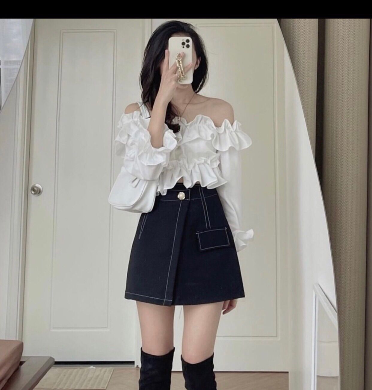 Set áo trắng trễ vai cách điệu phối bèo kèm chân váy chỉ nổi tiểu thư